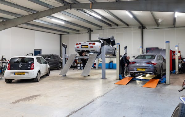 De werkplaats van AutotechNiek Nuland: 'Het is hier nooit saai'