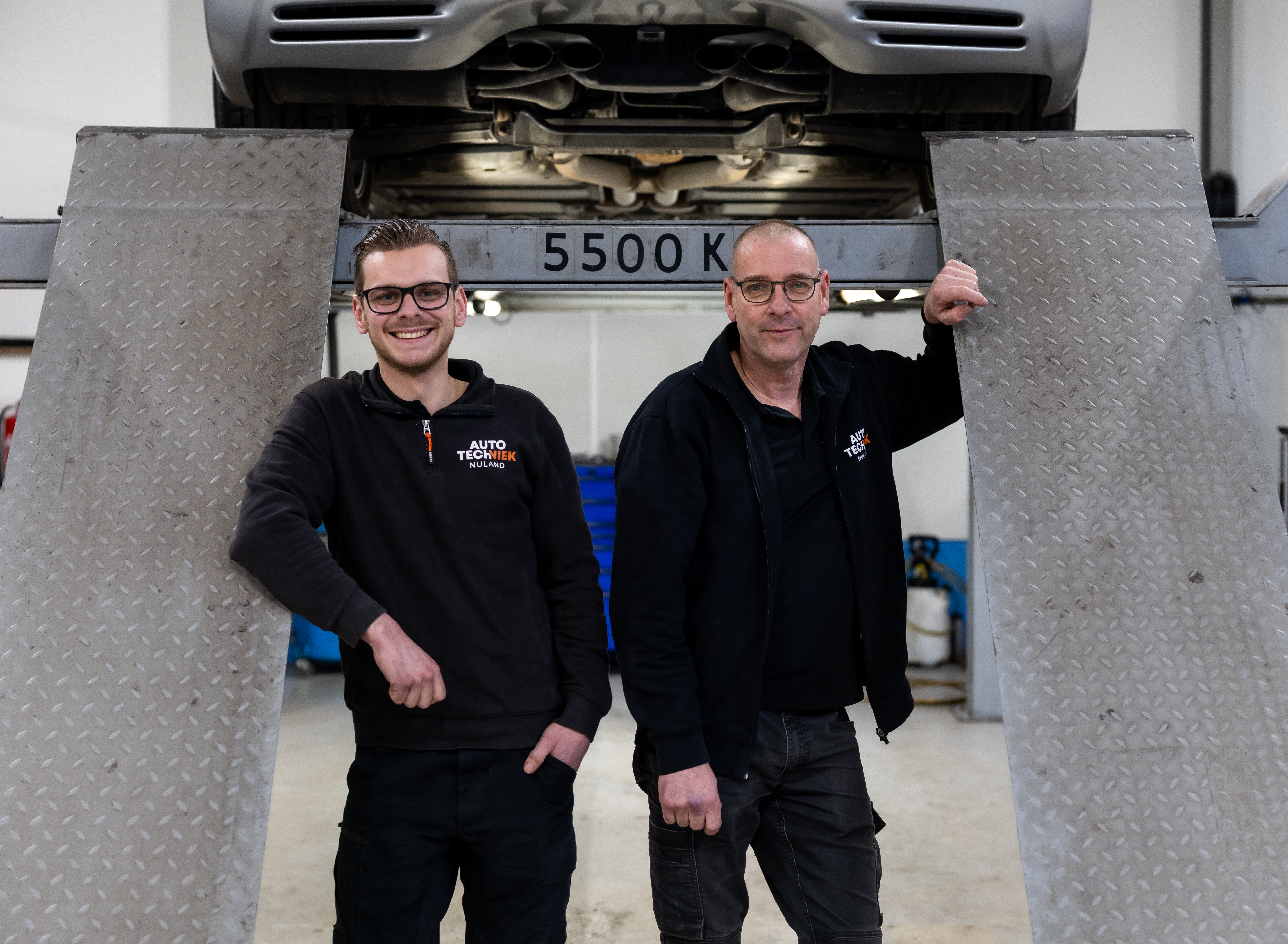 Niek (links) en zijn vader Dick van den Akker vormen samen een hecht team. - Foto: Mike Tekst & Beeld