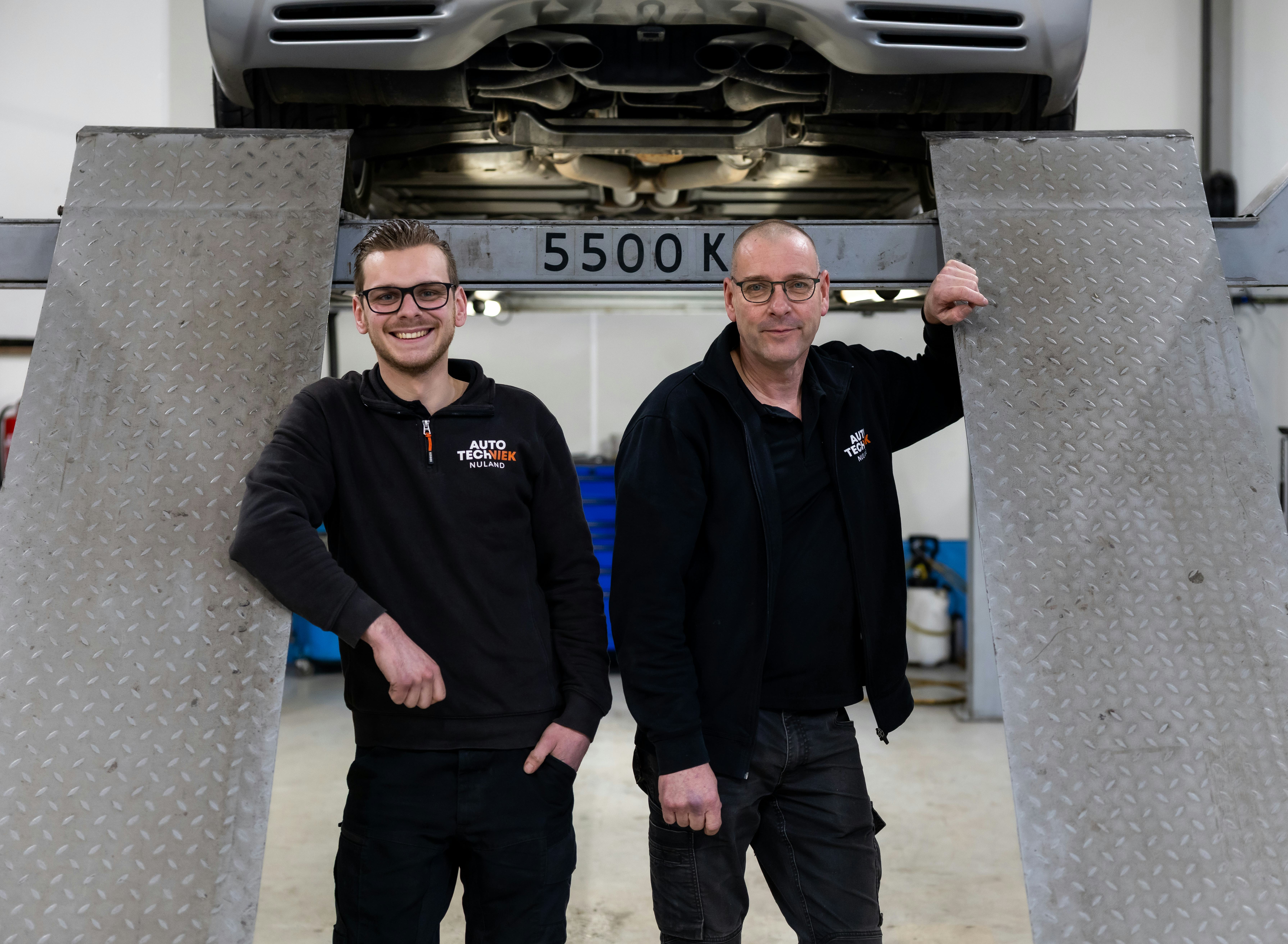 Niek (links) en zijn vader Dick van den Akker vormen samen een hecht team. - Foto: Mike Tekst & Beeld