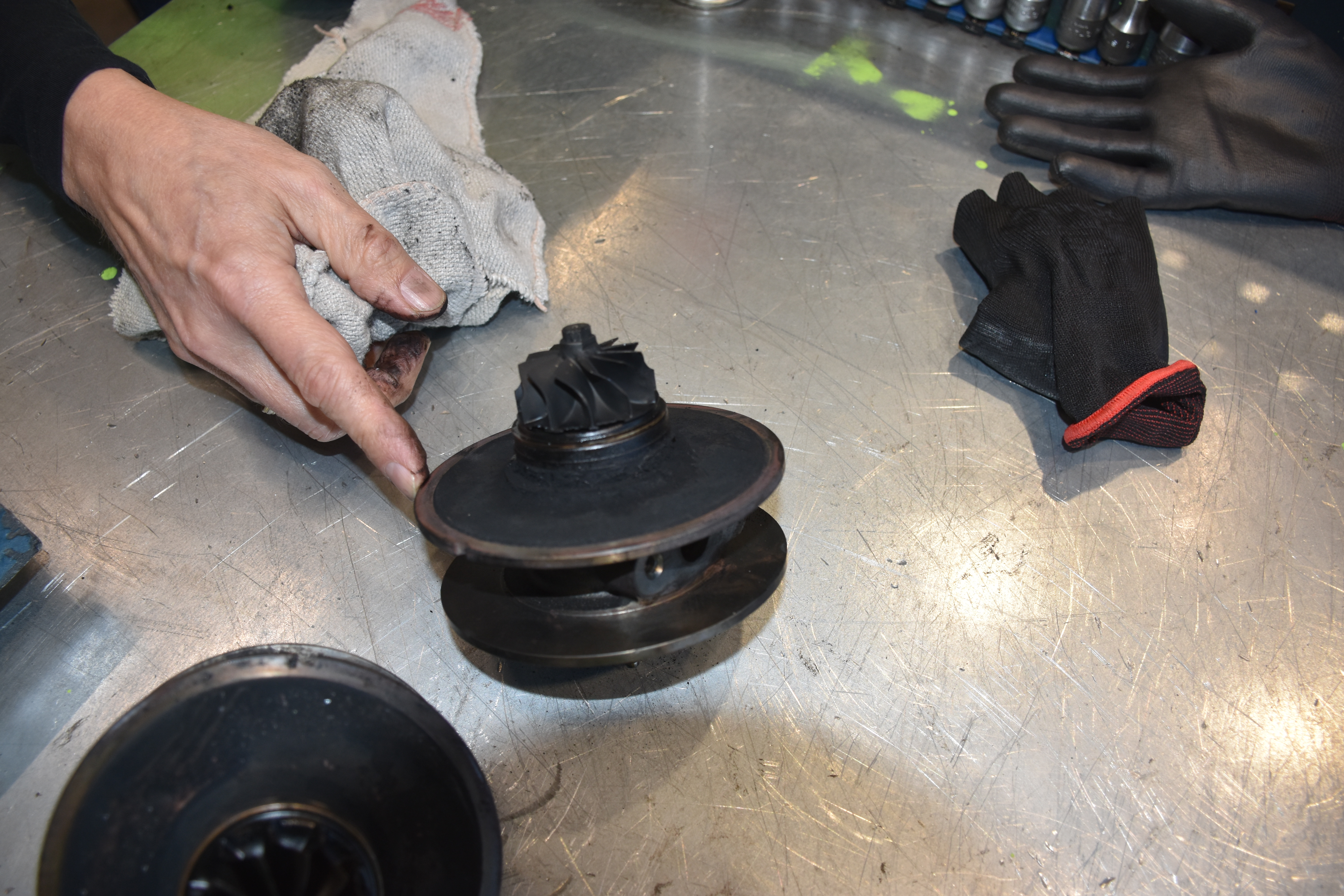 Axiale speling. “De verschildruk tussen turbine en compressorzijde mag nooit groter zijn dan 0,25 bar”, weet Wolfram Kotte van febi.