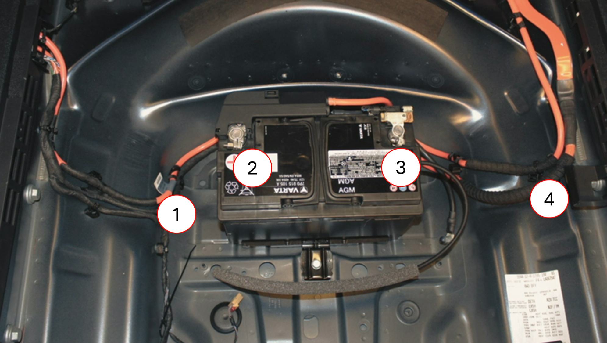 De accusensor zit op de minpool (nummer 3). Op de pluspool zit een verdeelblok.