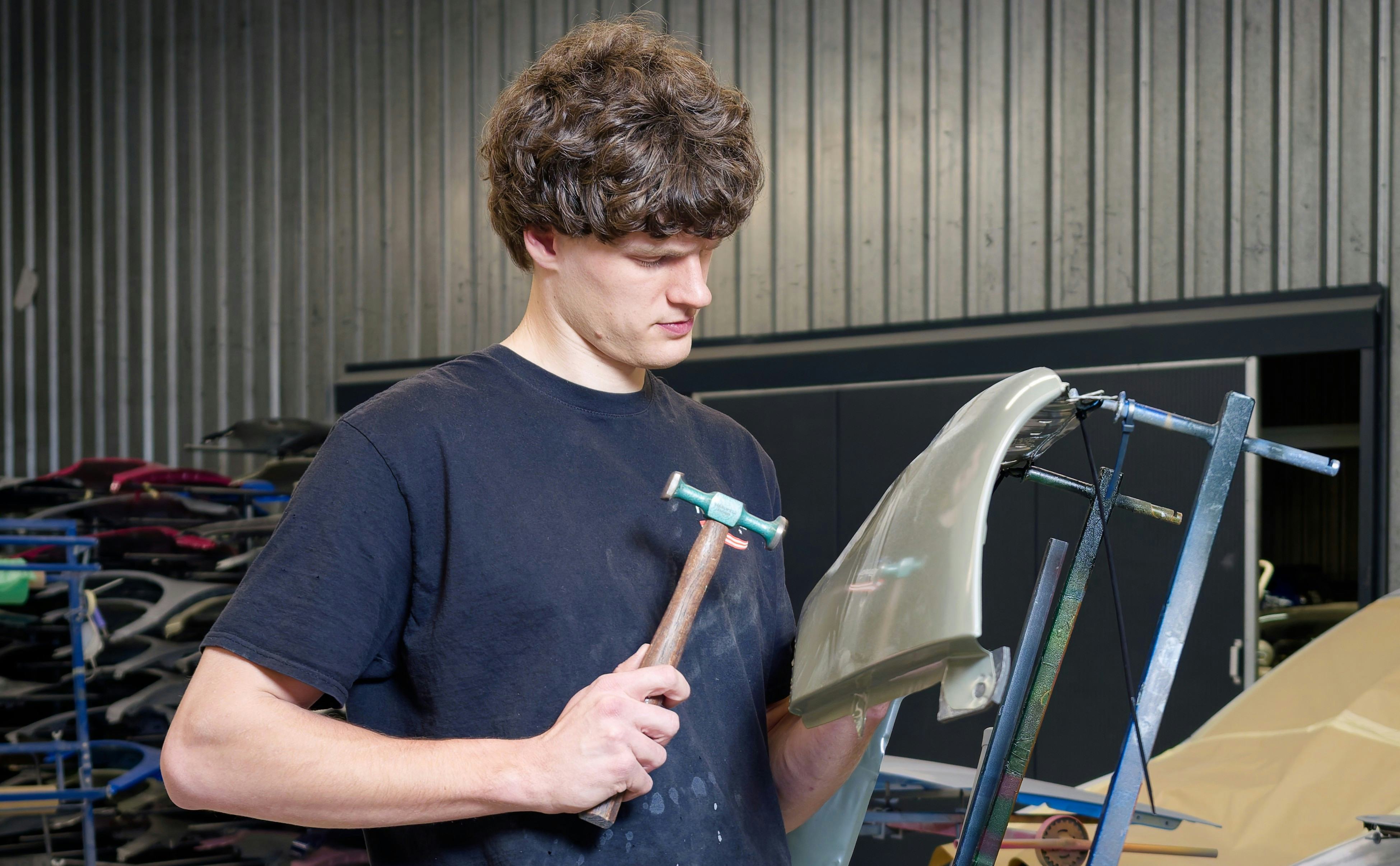 Thijs Berendsen leert zoveel mogelijk van mensen met ervaring: "Ik bezoek regelmatig andere restauratiebedrijven om van hun kennis te profiteren." - Foto: Elco van der Meer