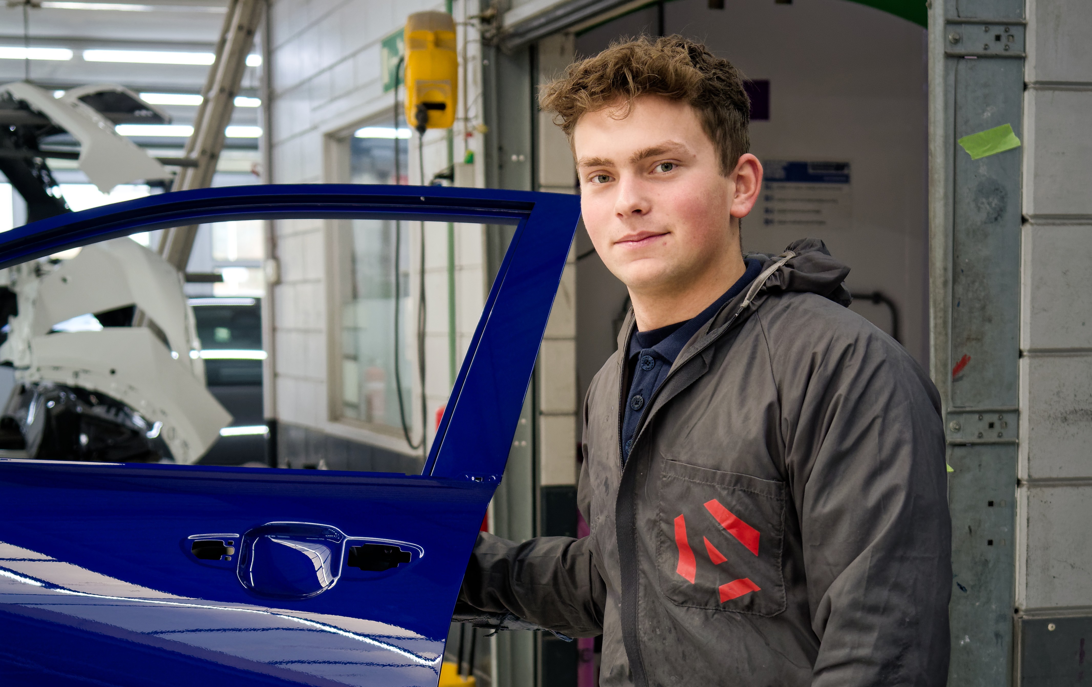 Jesse Broekhof: "Als spuiter ben je de laatste stap in het proces om de auto zo goed als nieuw te krijgen, je maakt de puzzel compleet". - Foto: Elco van der Meer