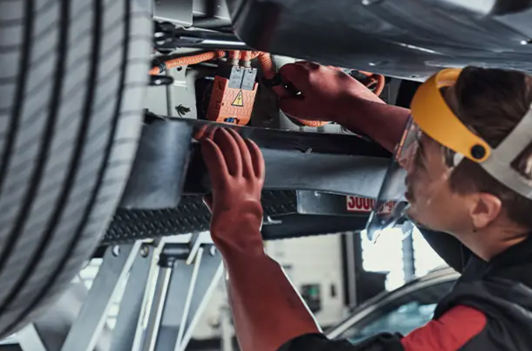 Elektrificatie en digitalisering zorgen voor nieuwe risico’s in de werkplaats en vragen om passende verzekeringen. Foto: Shutterstock