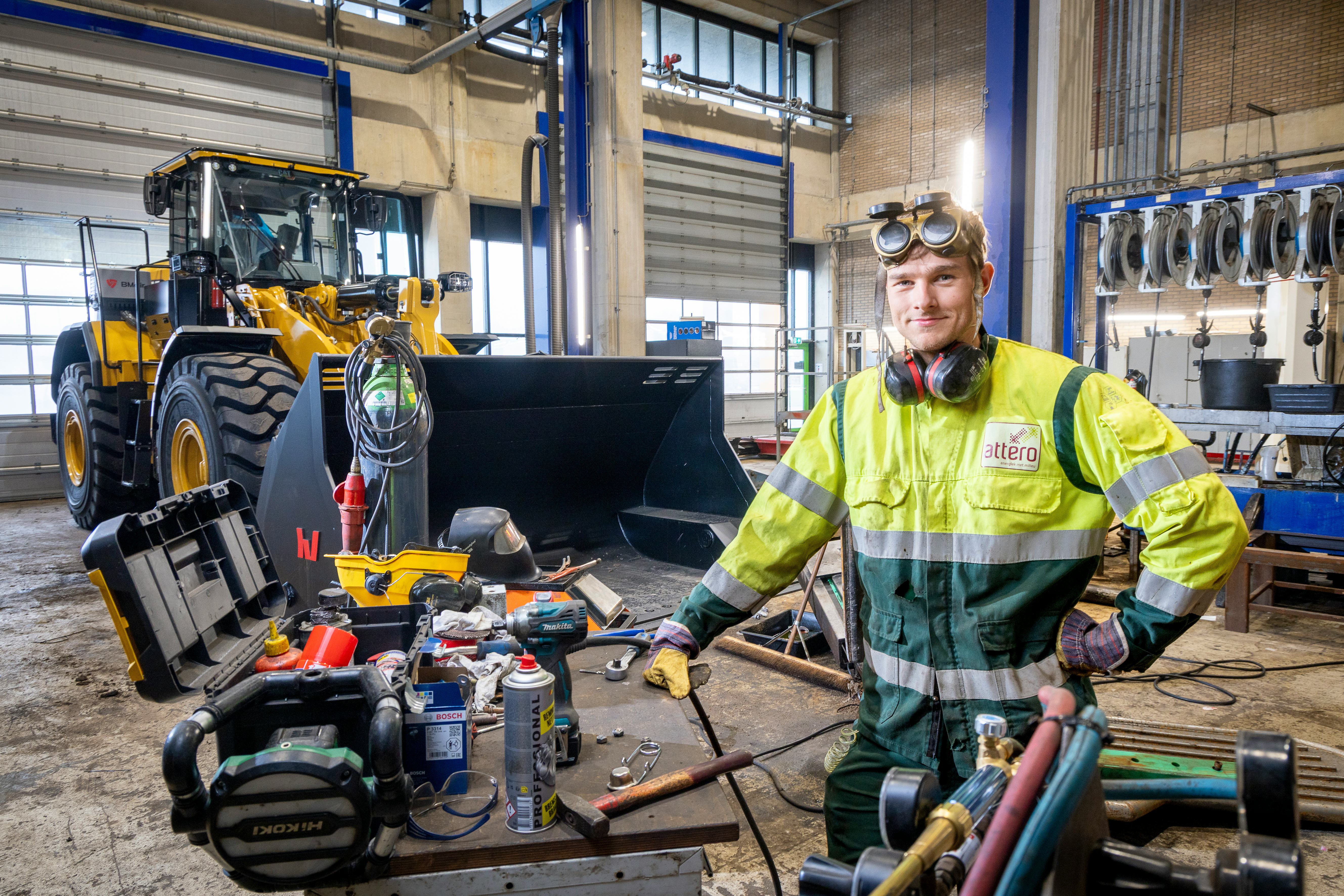 Bij Attero houdt Anton voertuigen van vrachtwagens tot heftrucks draaiende en pakt hij de kleinere machines zelf aan in zijn werkplaatsje.