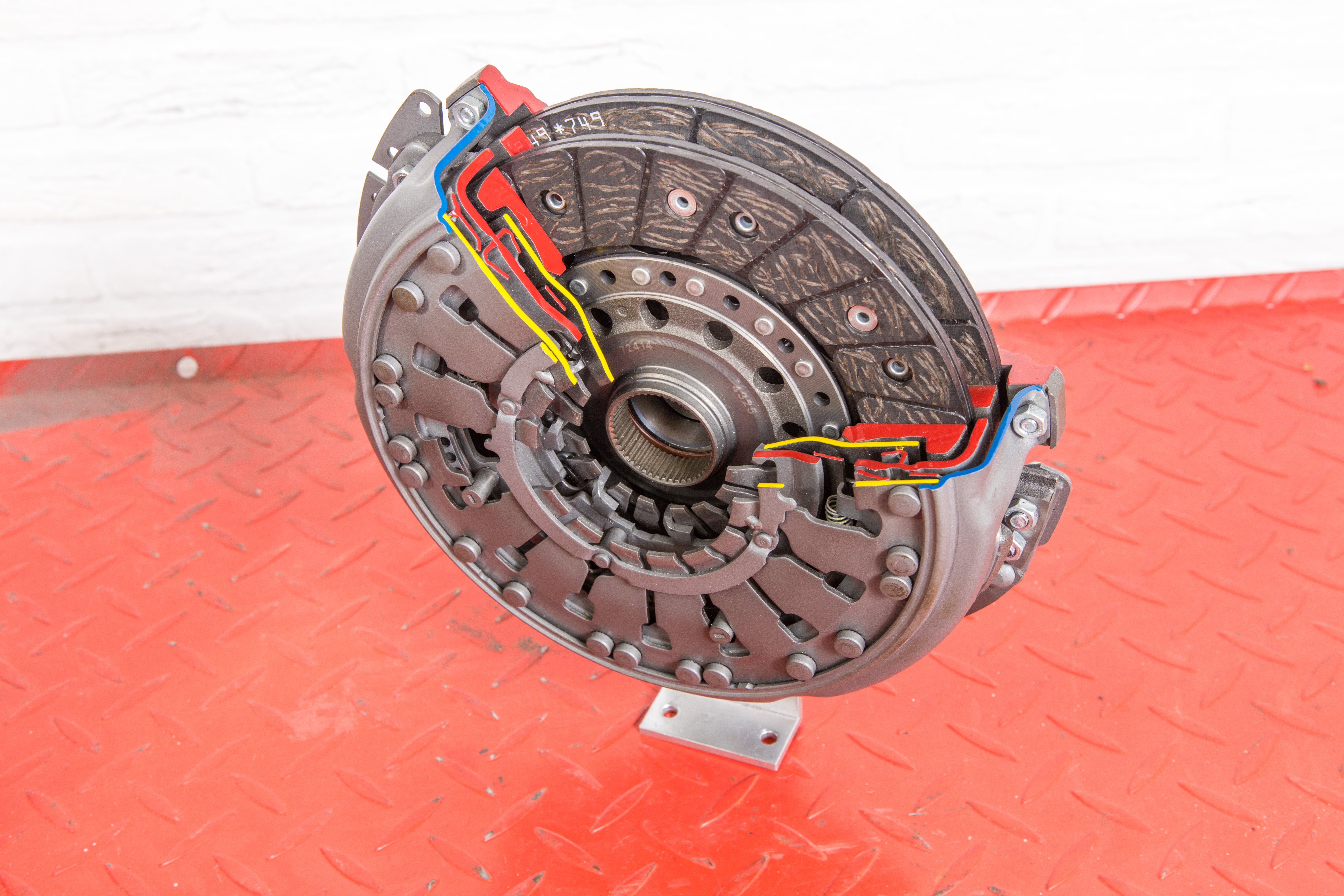 De Schaeffler vervangingskoppeling voor een DSG-transmissie is een complete, voorgemonteerde unit, die je als één geheel vervangt. Goed afshimmen bij het plaatsen zorgt voor een juist functioneren. - Foto's: Peter Aansorgh