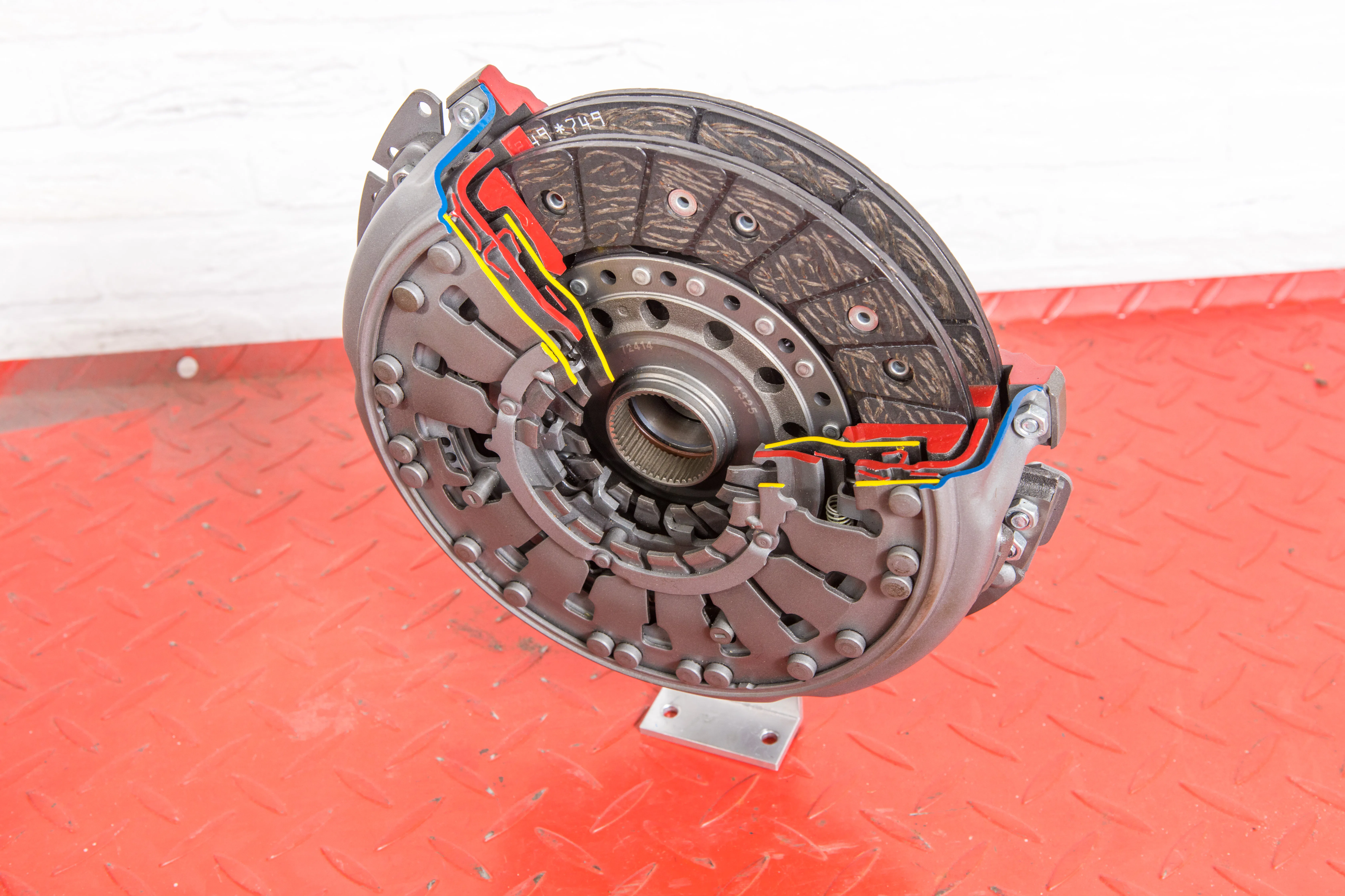 De Schaeffler vervangingskoppeling voor een DSG-transmissie is een complete, voorgemonteerde unit, die je als één geheel vervangt. Goed afshimmen bij het plaatsen zorgt voor een juist functioneren. - Foto's: Peter Aansorgh