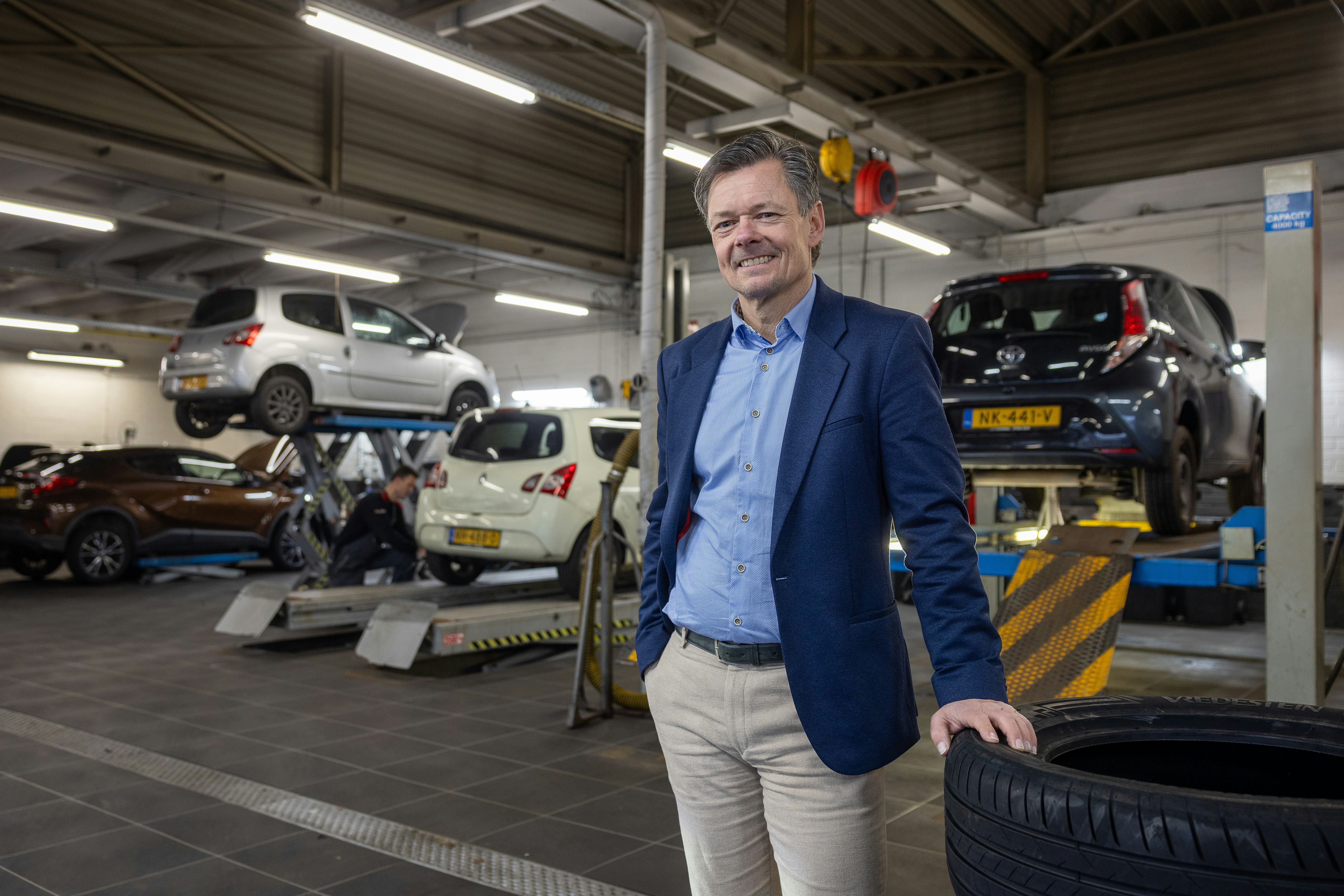 Patrick Hommel, trotse eigenaar van Auto Hommel, dat al een halve eeuw een begrip is in Etten-Leur.