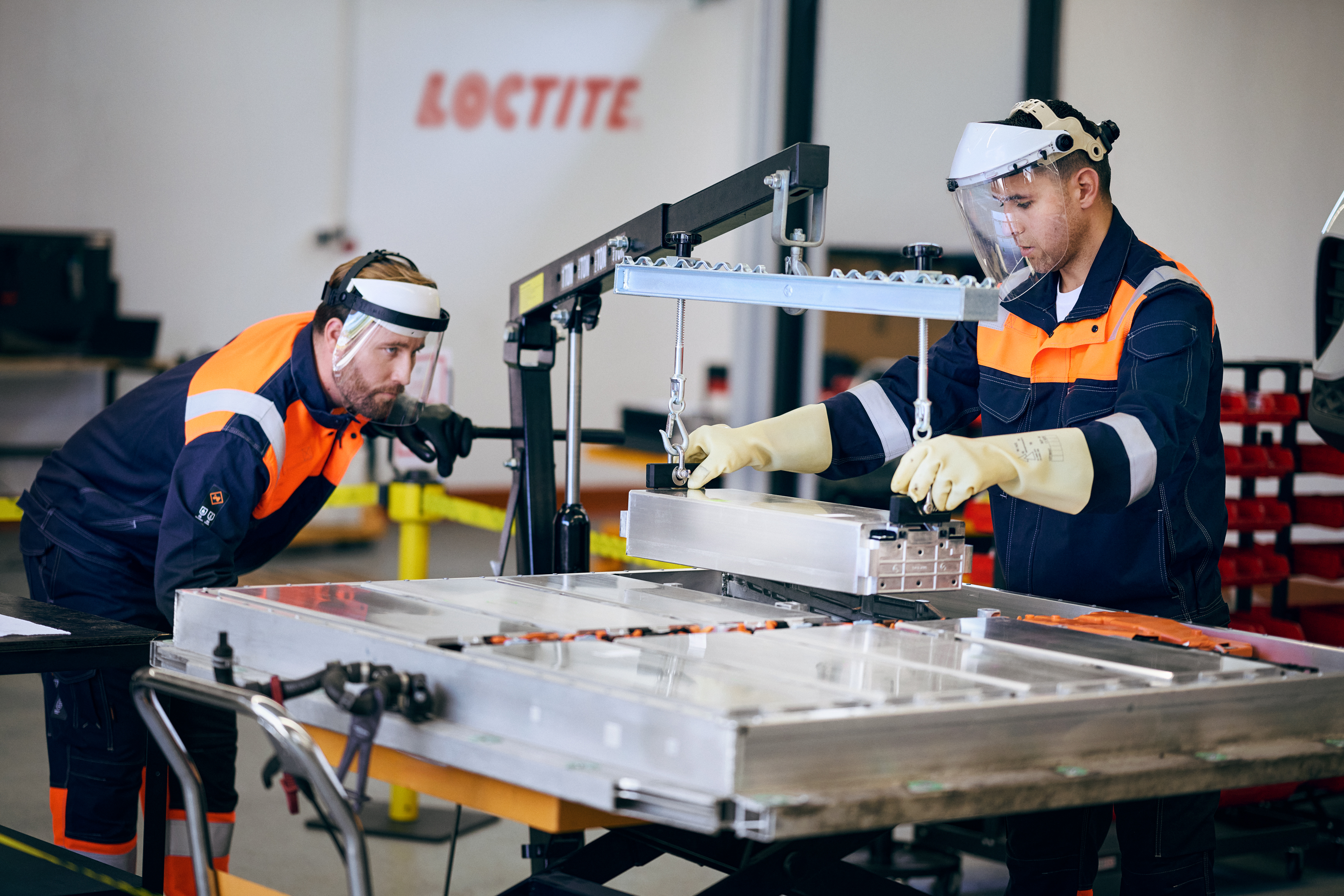 Vervangen van een module. Op zich niet moeilijk, maar modules kunnen muurvast zitten door de gebruikte thermal gap filler. - Foto's: Henkel Loctite