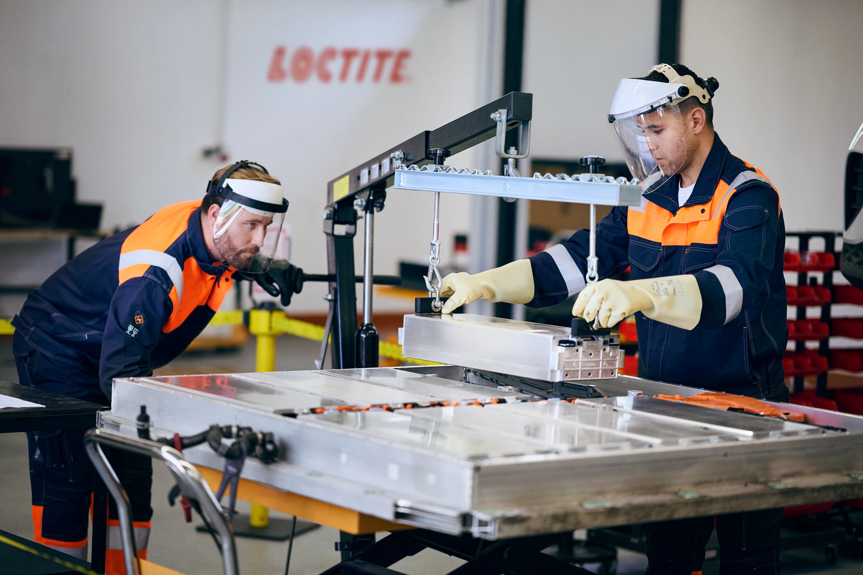 Vervangen van een module. Op zich niet moeilijk, maar modules kunnen muurvast zitten door de gebruikte thermal gap filler. - Foto's: Henkel Loctite