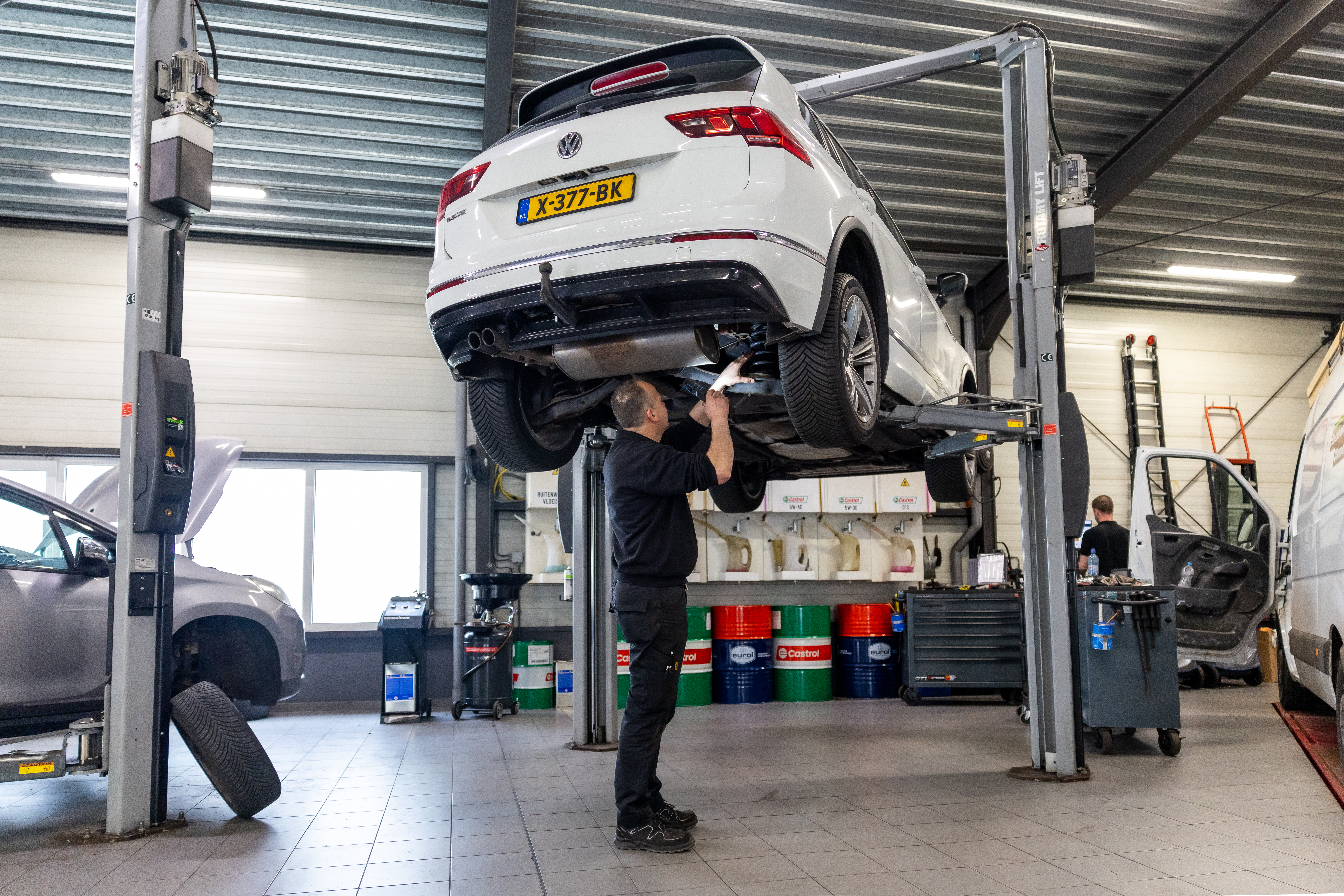 In de ruime, lichte werkplaats van Hans Sloot staan zes hefbruggen. De apk-teststraat ligt direct achter de toegangsdeur.