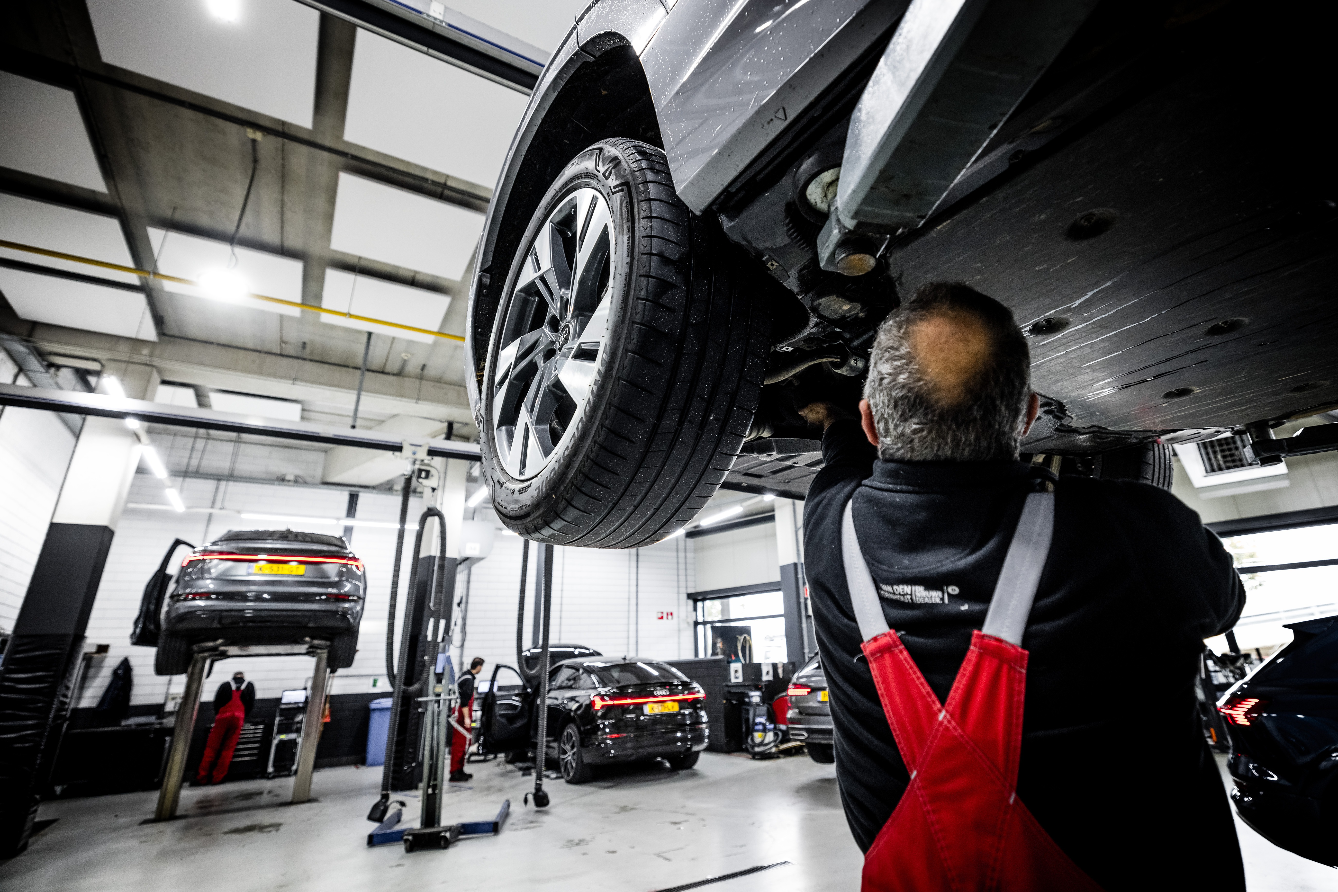 Een elektrische auto voor onderhoud op de brug. Wat moet je als technicus weten van elektromotoren? - ANP / Hollandse Hoogte / Rob Engelaar