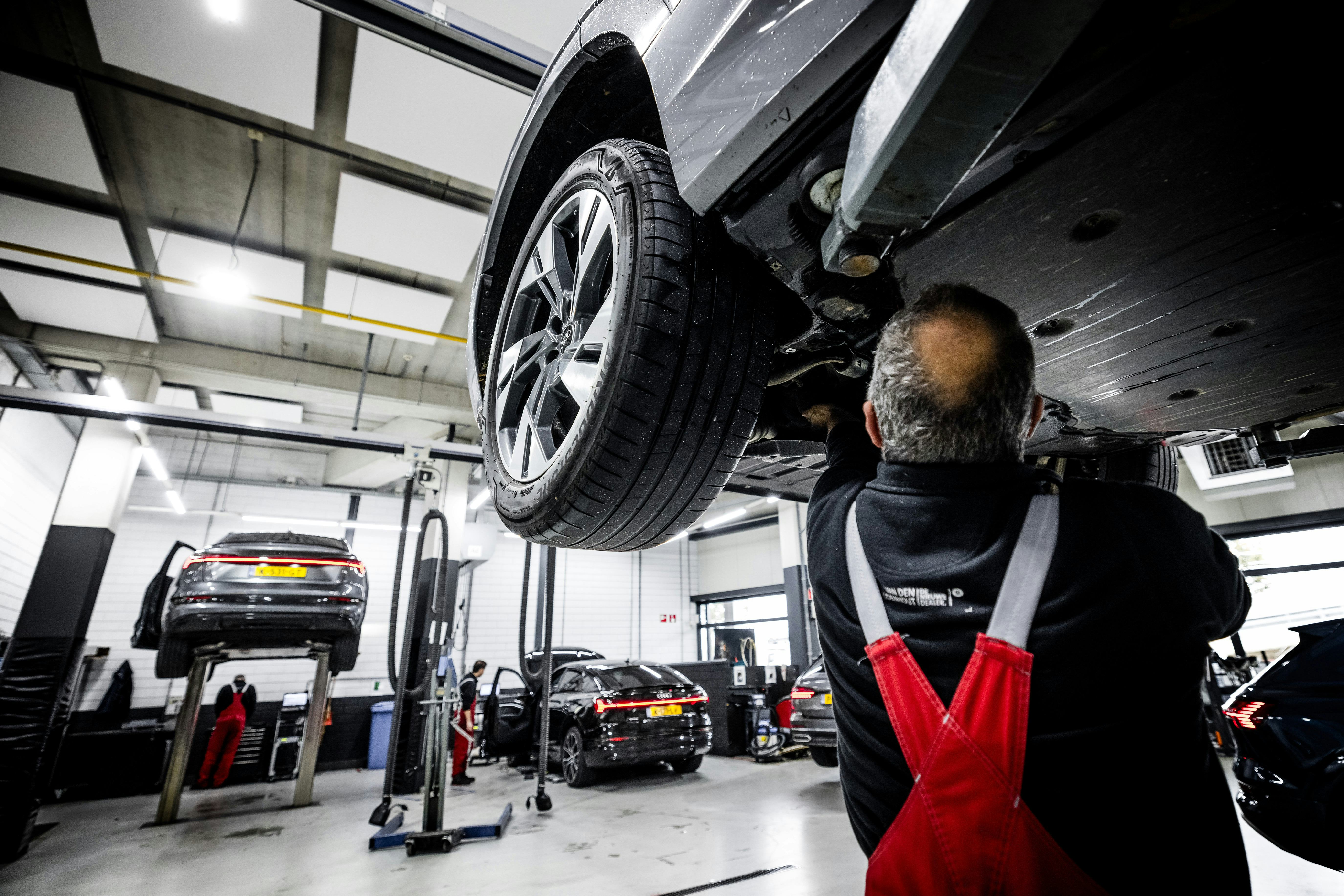 Een elektrische auto voor onderhoud op de brug. Wat moet je als technicus weten van elektromotoren? - ANP / Hollandse Hoogte / Rob Engelaar