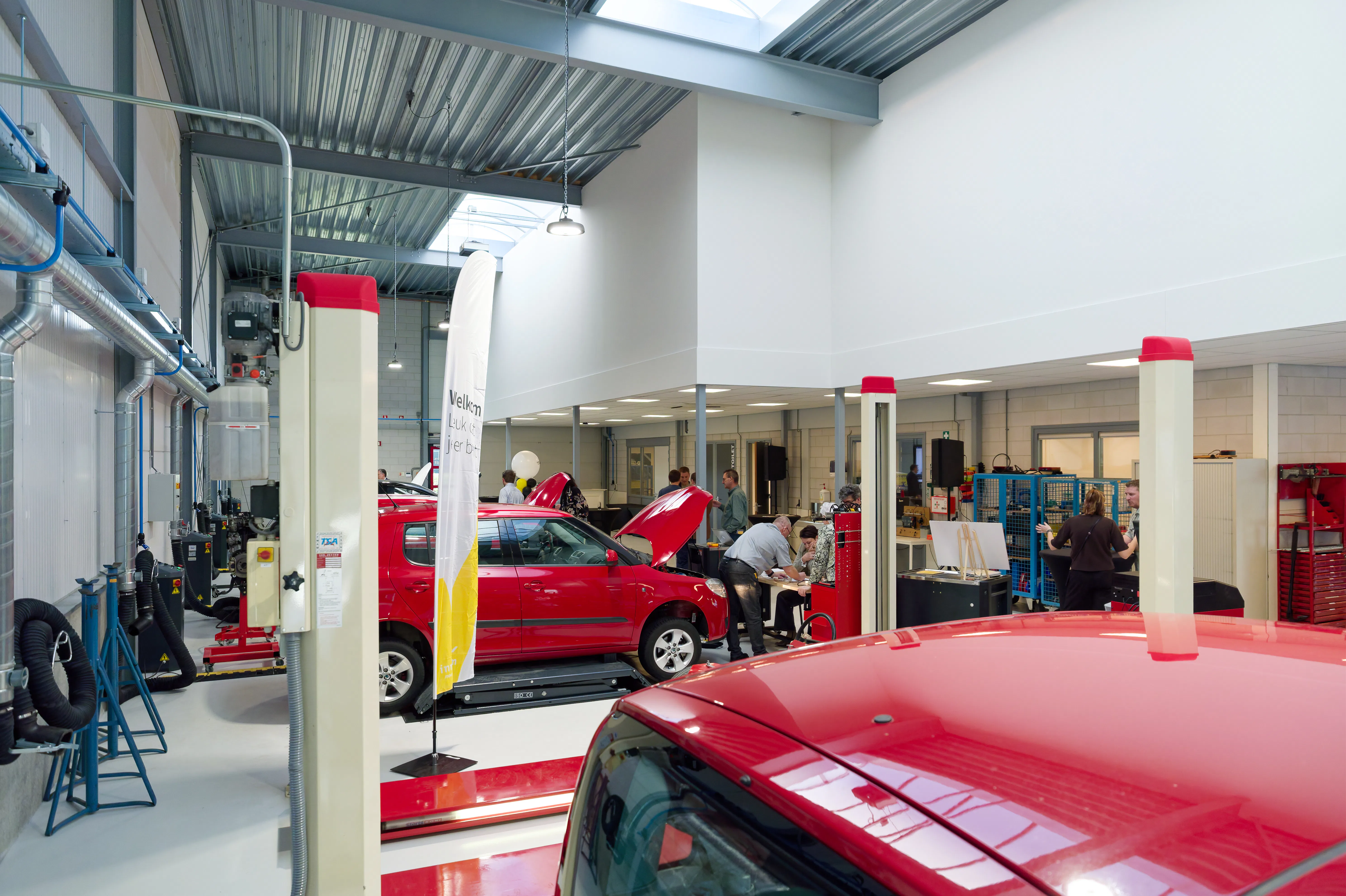 De nieuwe locatie in Houten is ingericht als een moderne automotive werkplaats. - Foto: Elco van der Meer