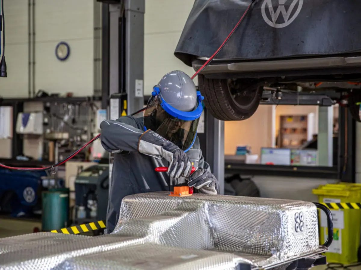 De EU ziet de importeur van een elektrisch aangedreven occasion als de producent. En de producent is verantwoordelijk voor verwerking van de batterij aan het einde van de levensduur…