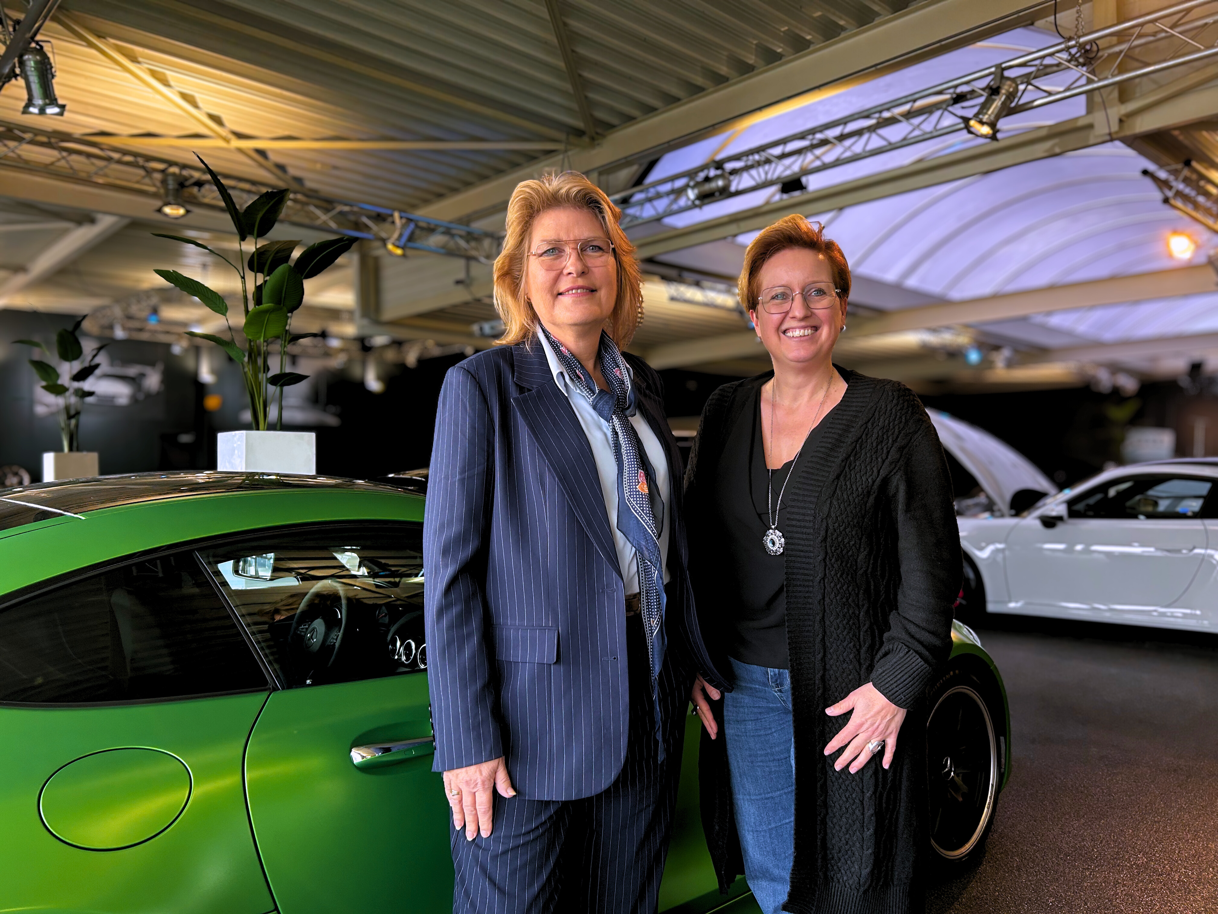 Marlies Pestman, Algemeen Directeur van JAMES Autoservice  (links) en Chantal Brands van VASS (rechts) Foto: VASS Nederland