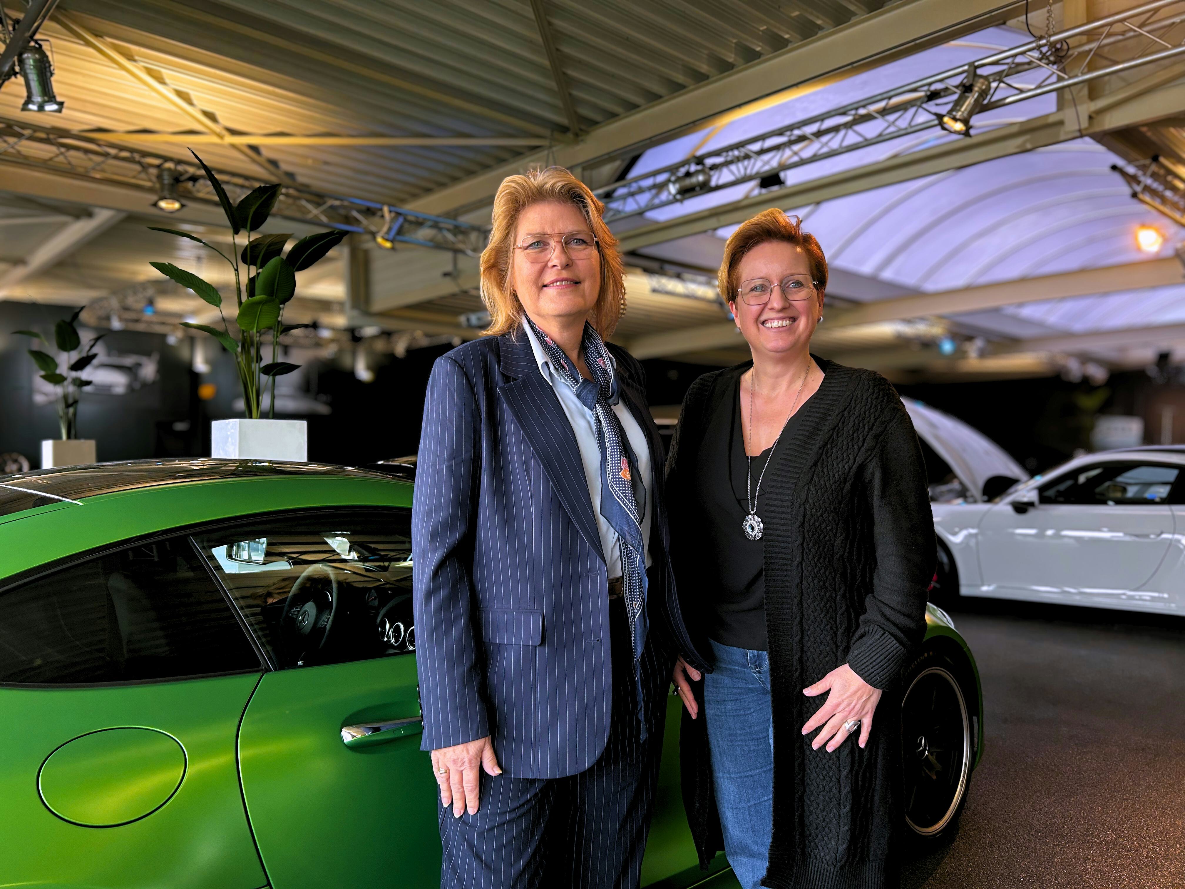Marlies Pestman, Algemeen Directeur van JAMES Autoservice (links) en Chantal Brands van VASS (rechts) Foto: VASS Nederland