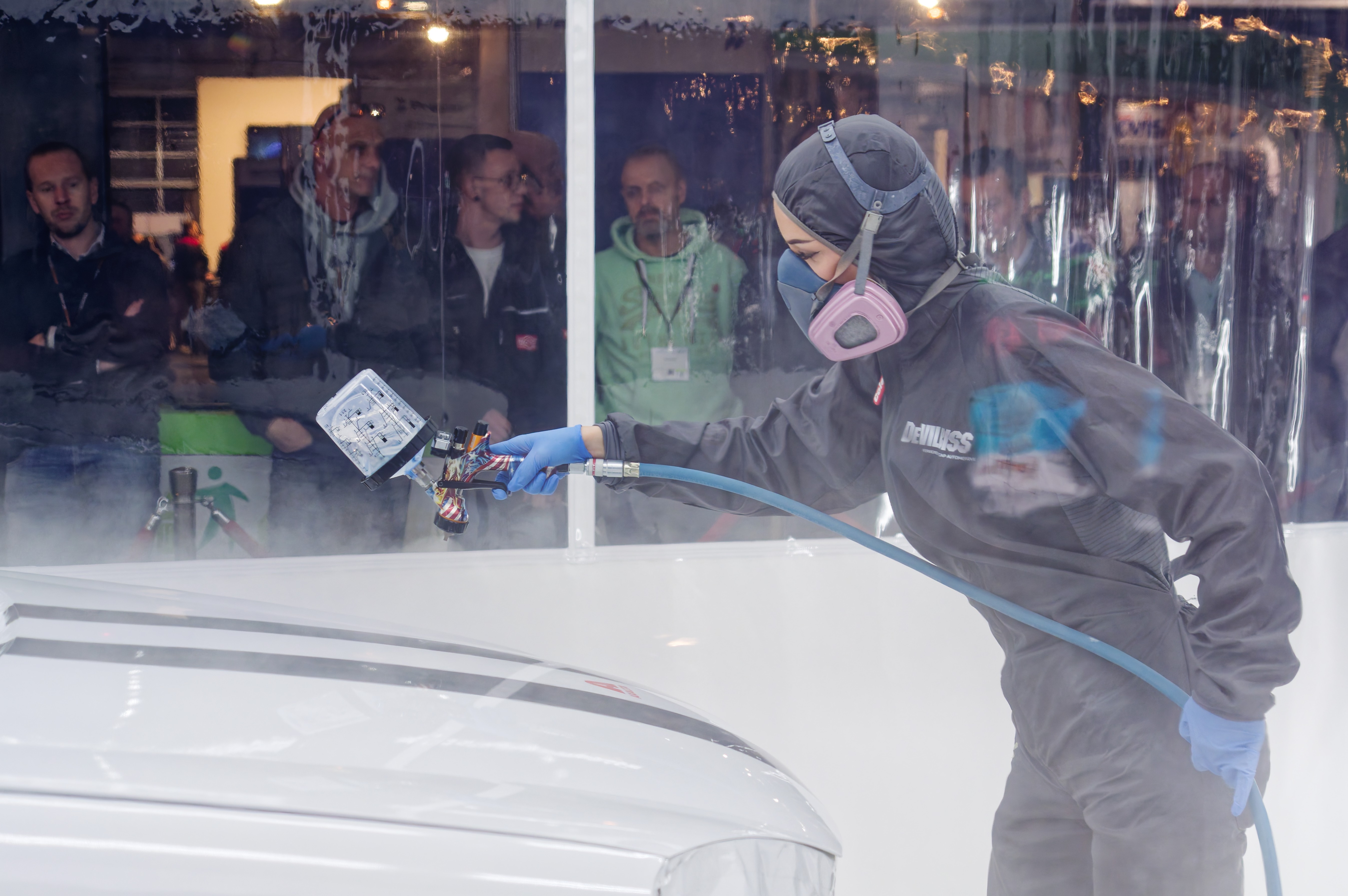 Diesel Scholten in de 'live' spuitcabine op Auto Prof.