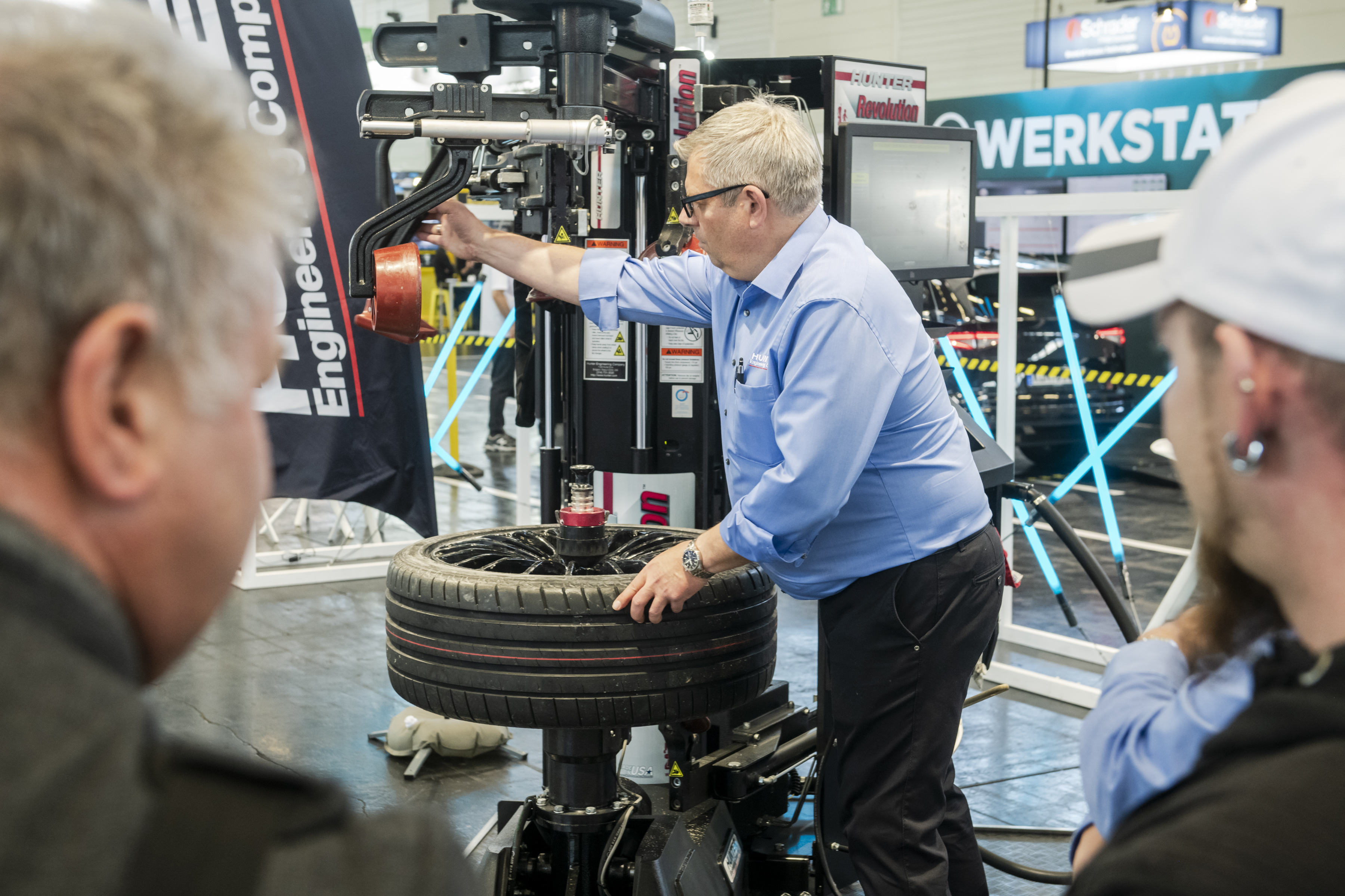 Leveranciers van bandenequipment zullen hun klanten in de toekomst nog meer moeten ondersteunen met optimaliseren van werkplaatsprocessen, want geld verdienen met goede bandenservice wordt almaar belangrijker. - Foto: Koelnmesse