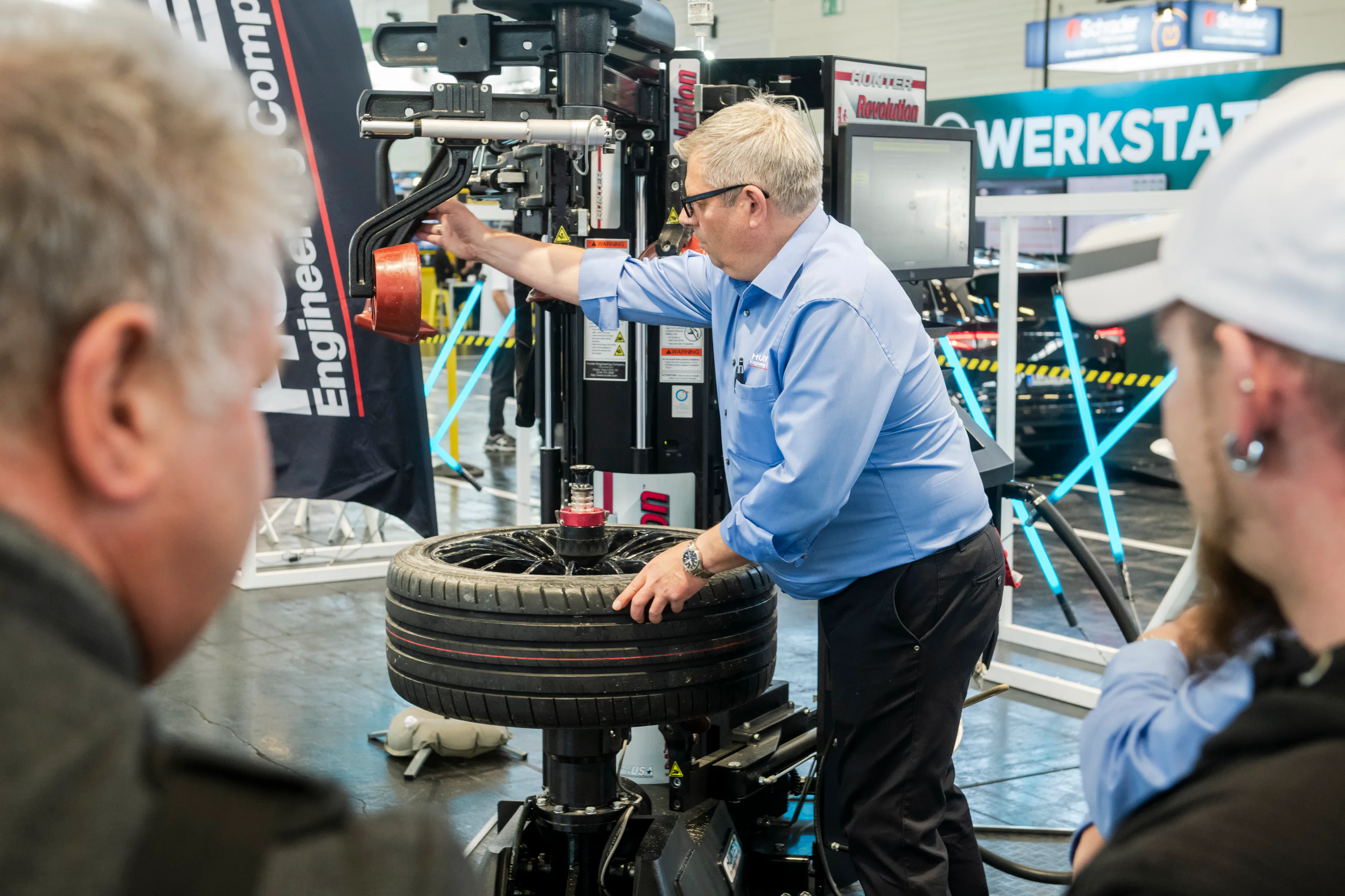 Leveranciers van bandenequipment zullen hun klanten in de toekomst nog meer moeten ondersteunen met optimaliseren van werkplaatsprocessen, want geld verdienen met goede bandenservice wordt almaar belangrijker. - Foto: Koelnmesse