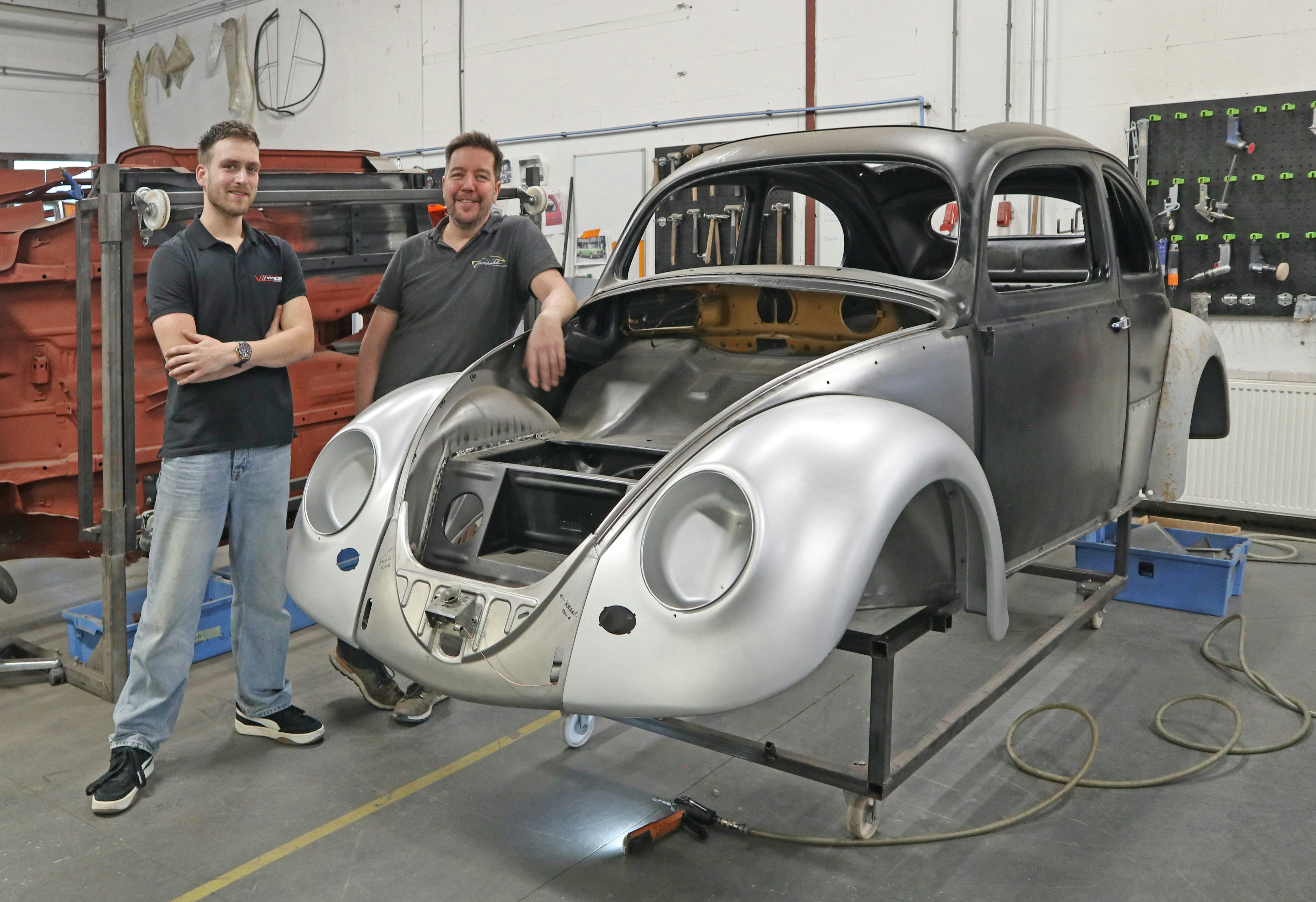 Luuk Hoogen (links) Alwin Schulten zijn samen de oprichters van VintEdge Engineering. Het door Alwin opgerichte restauratiebedrijf Coachworkz draait al negen jaar op volle toeren.