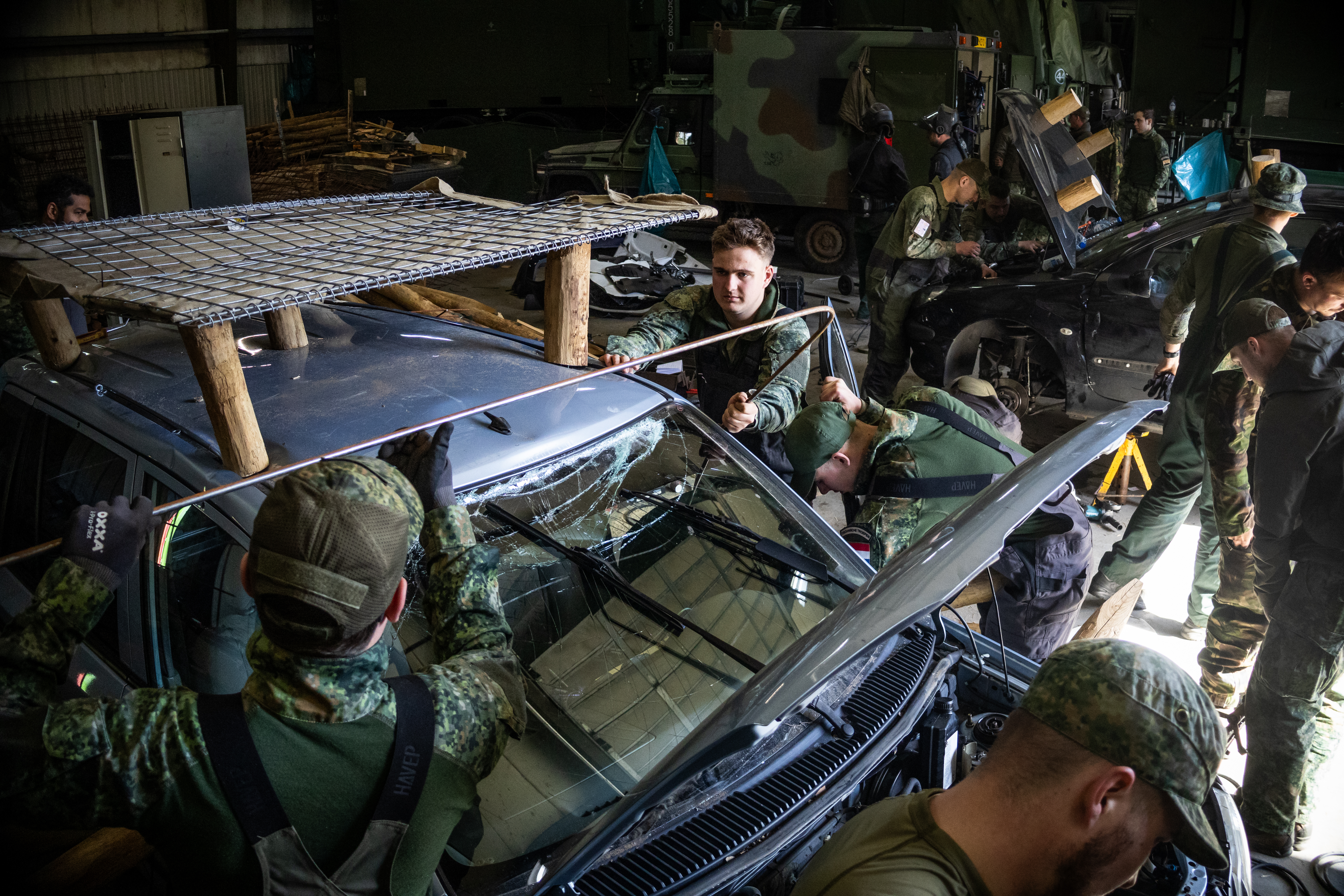 Technici van 134 Herstelpeloton tijdens een van de onderdelen van oefening Advanced Mechanic: voertuigen voorzien van anti-drone-kooien, voor inzet aan het front in Oekraïne. - Foto: Ministerie van Defensie