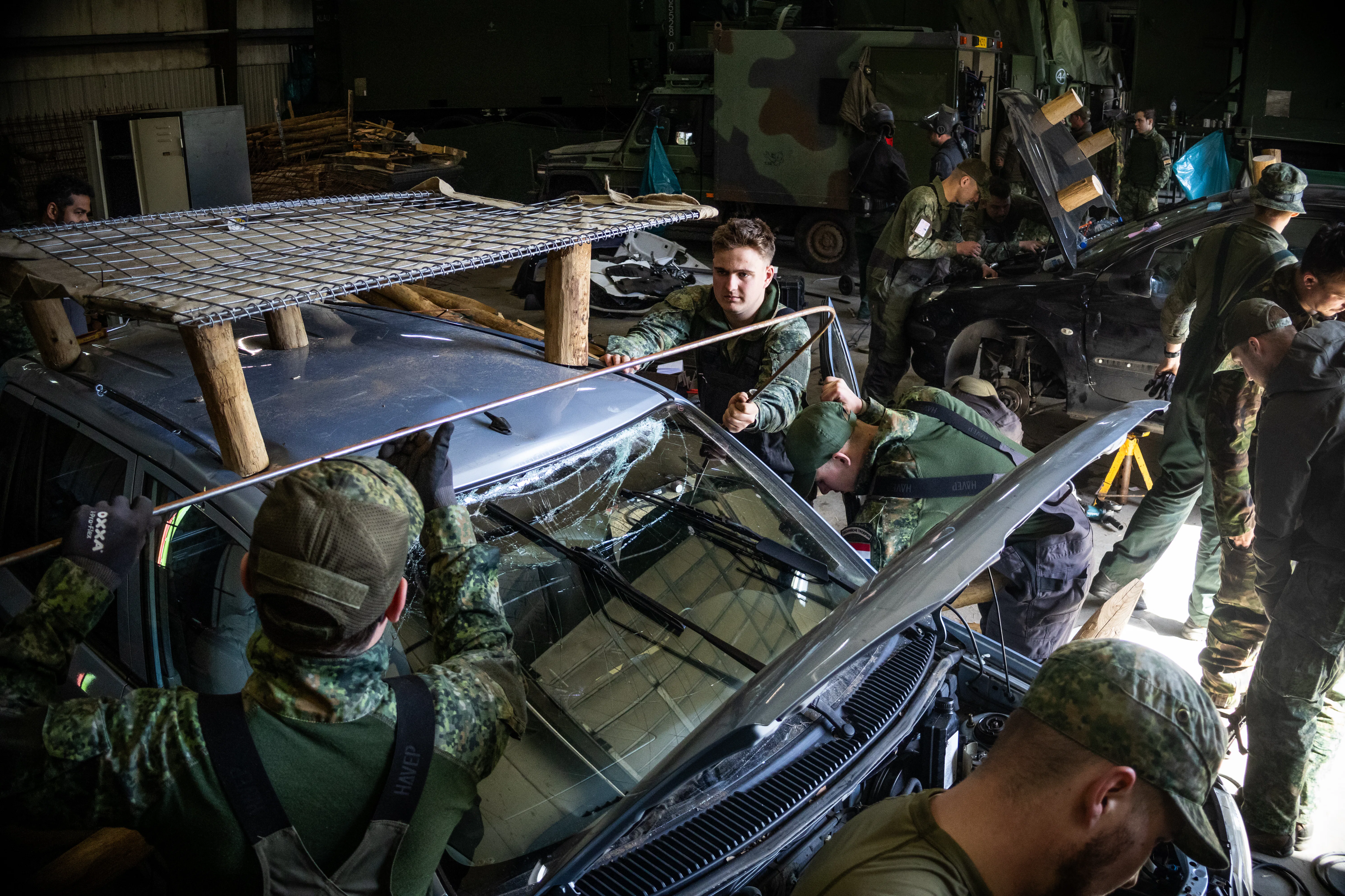 Technici van 134 Herstelpeloton tijdens een van de onderdelen van oefening Advanced Mechanic: voertuigen voorzien van anti-drone-kooien, voor inzet aan het front in Oekraïne. - Foto: Ministerie van Defensie