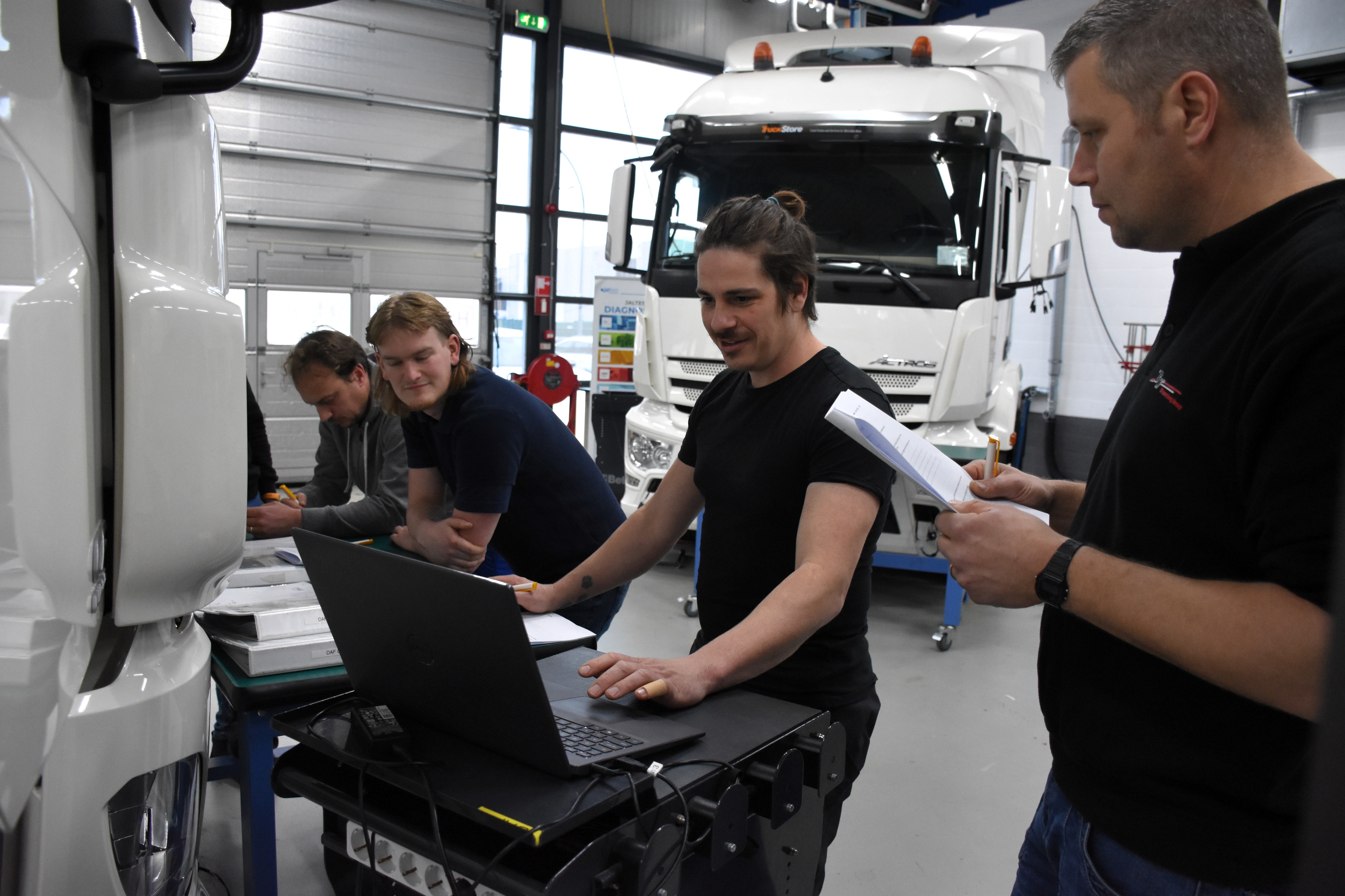 Innovam-training Euro VI uitlaatgasemissie.  Hier ontmoeten theorie en praktijk elkaar. 