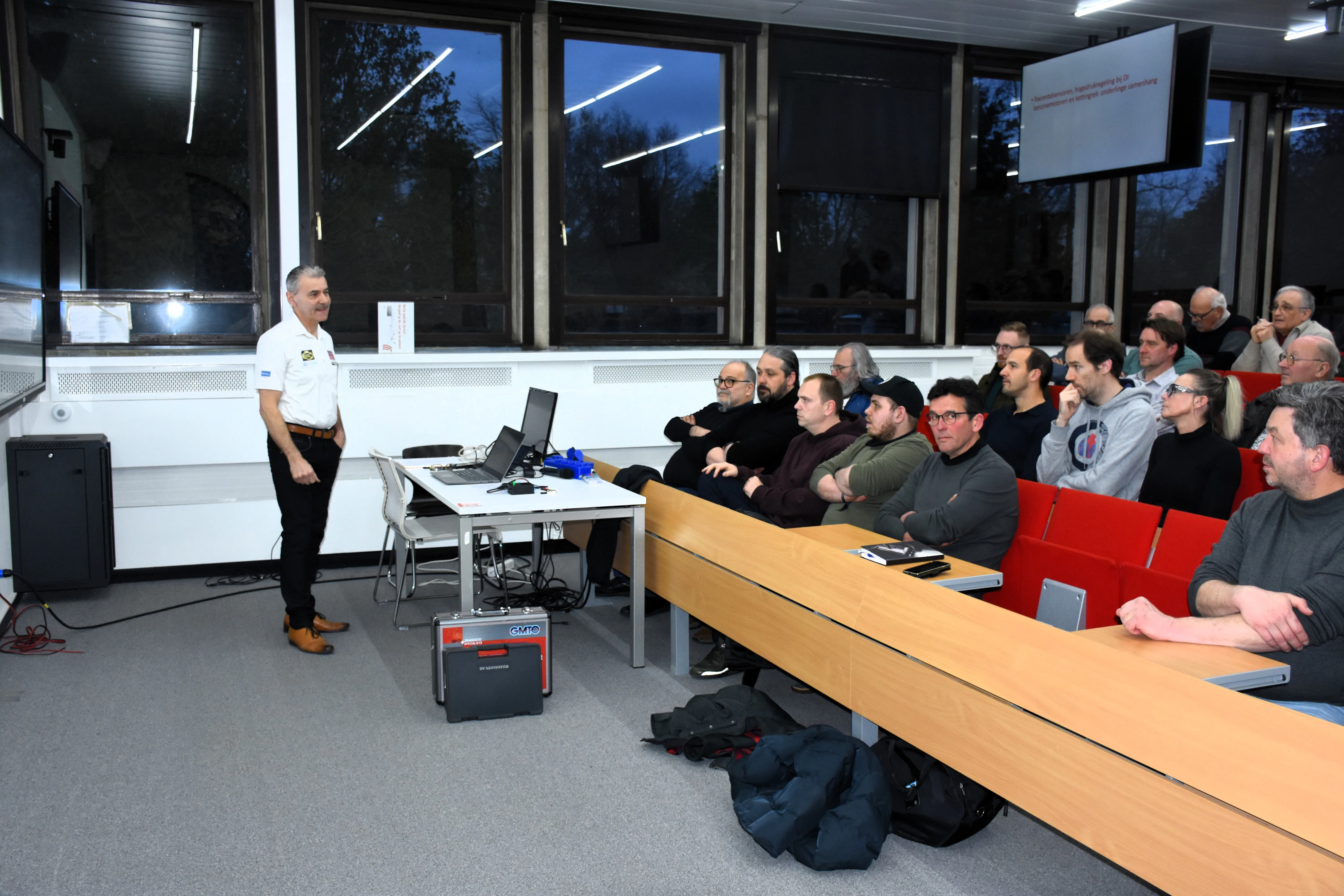 Docent Erwin Schraepen speelt een thuiswedstrijd in de aula van Syntra PXL voor de leden van ATC-België.