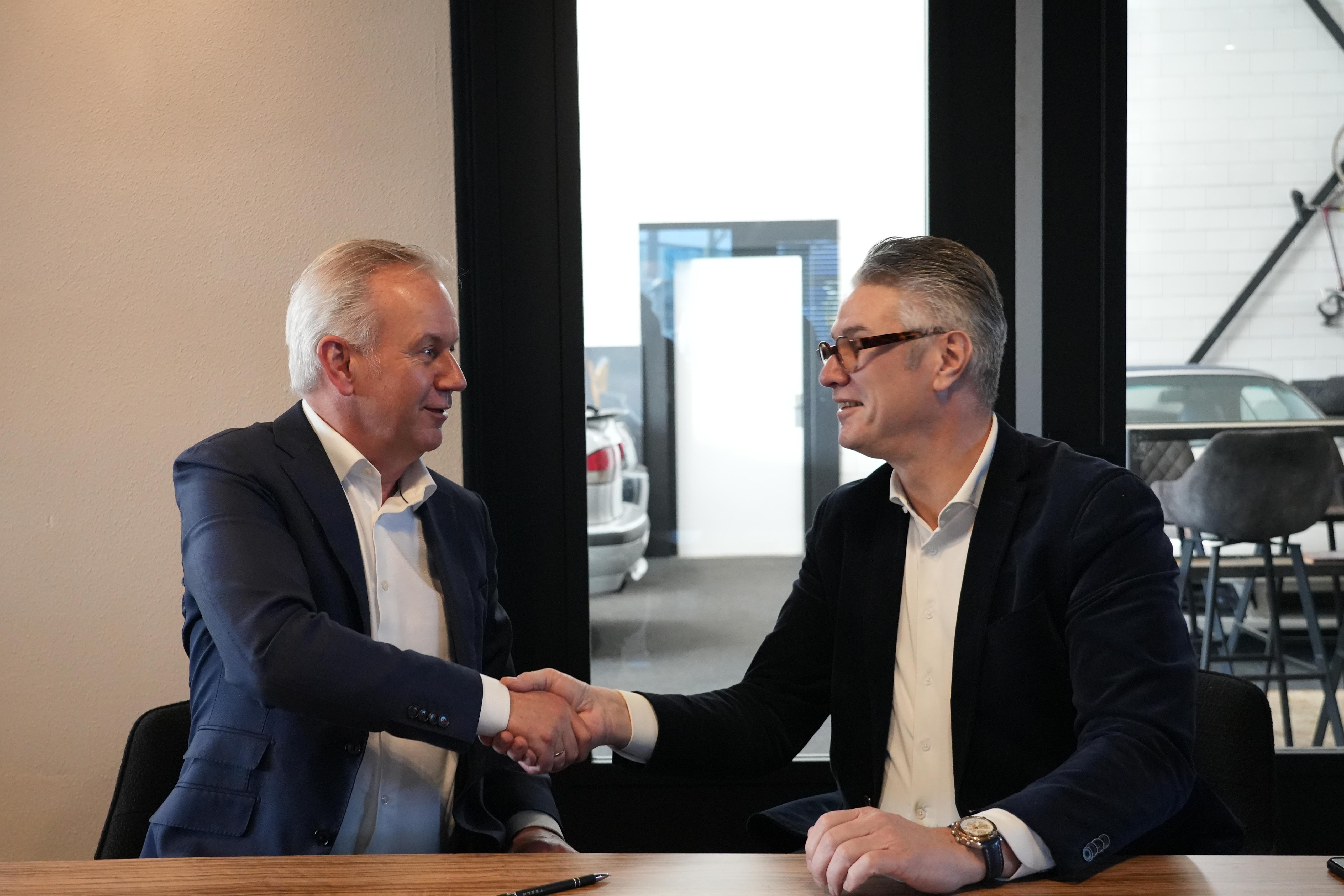 Onno den Hoed, Directeur OnJobs (links) en Ed Timmermans, Directeur Carazon Advies, ondertekenen het contract voor de uitrol van Automotive Recruit 360.