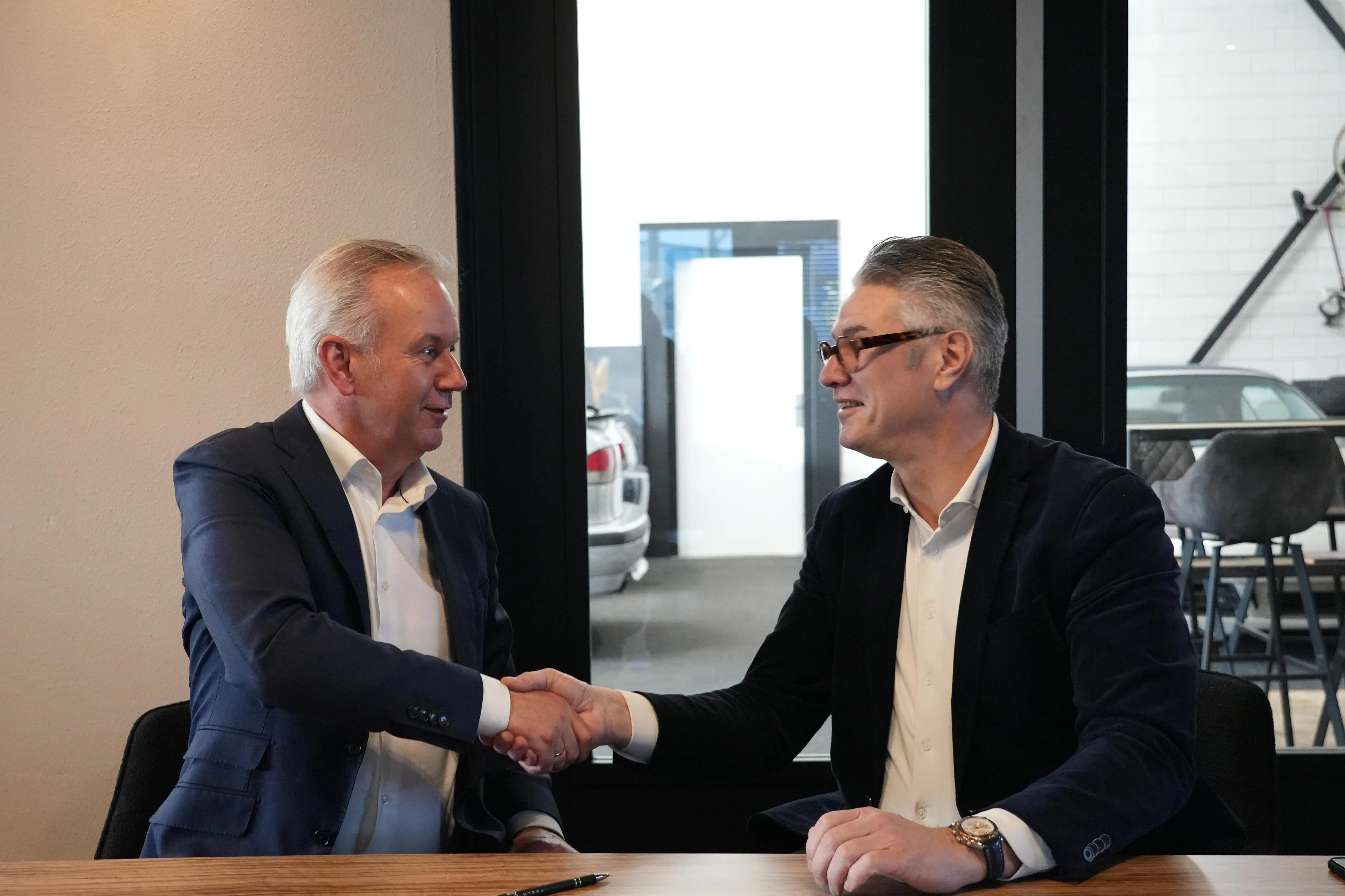 Onno den Hoed, Directeur OnJobs (links) en Ed Timmermans, Directeur Carazon Advies, ondertekenen het contract voor de uitrol van Automotive Recruit 360.