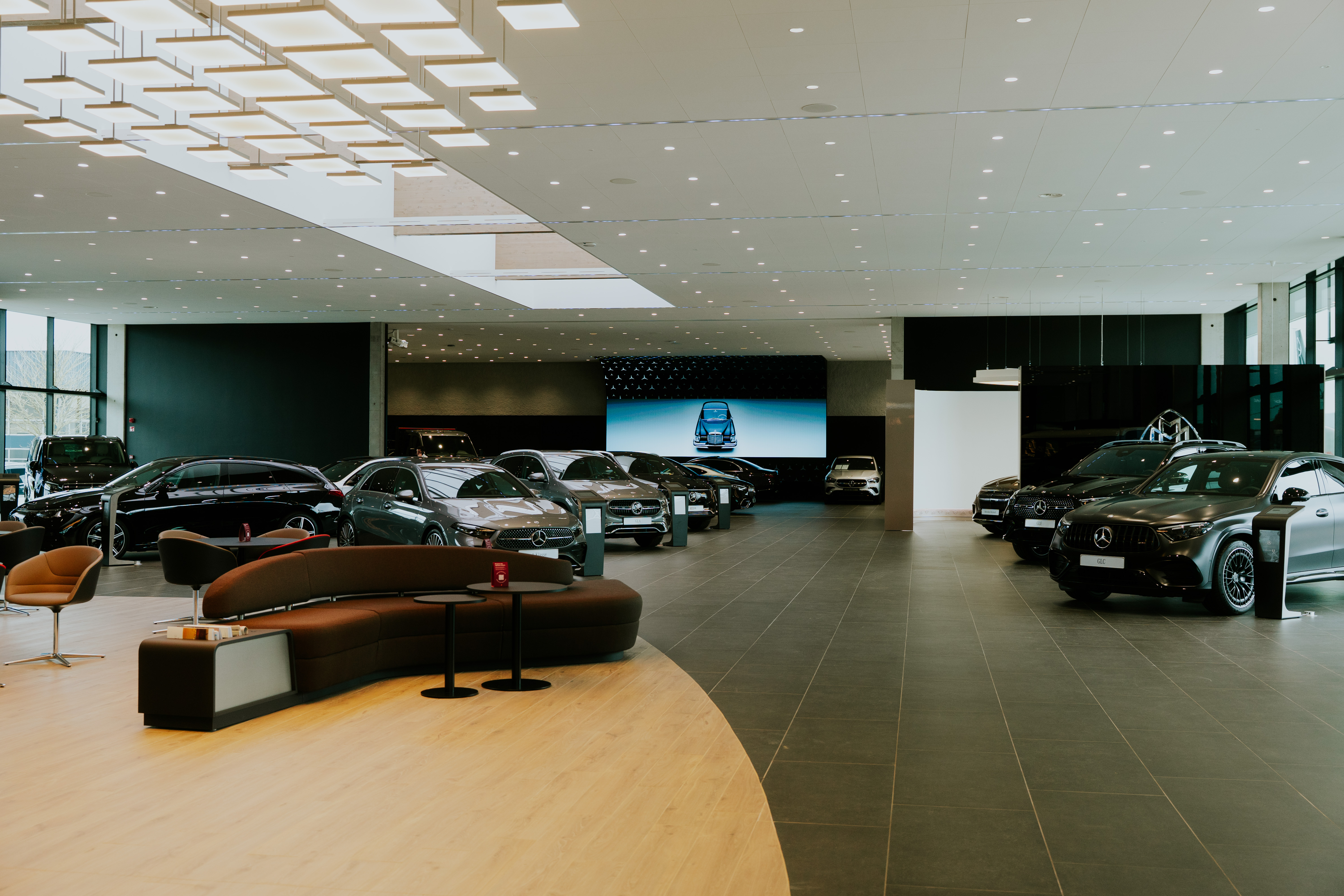 De showroom is prachtig ingericht, toch is er niets dat afleidt.