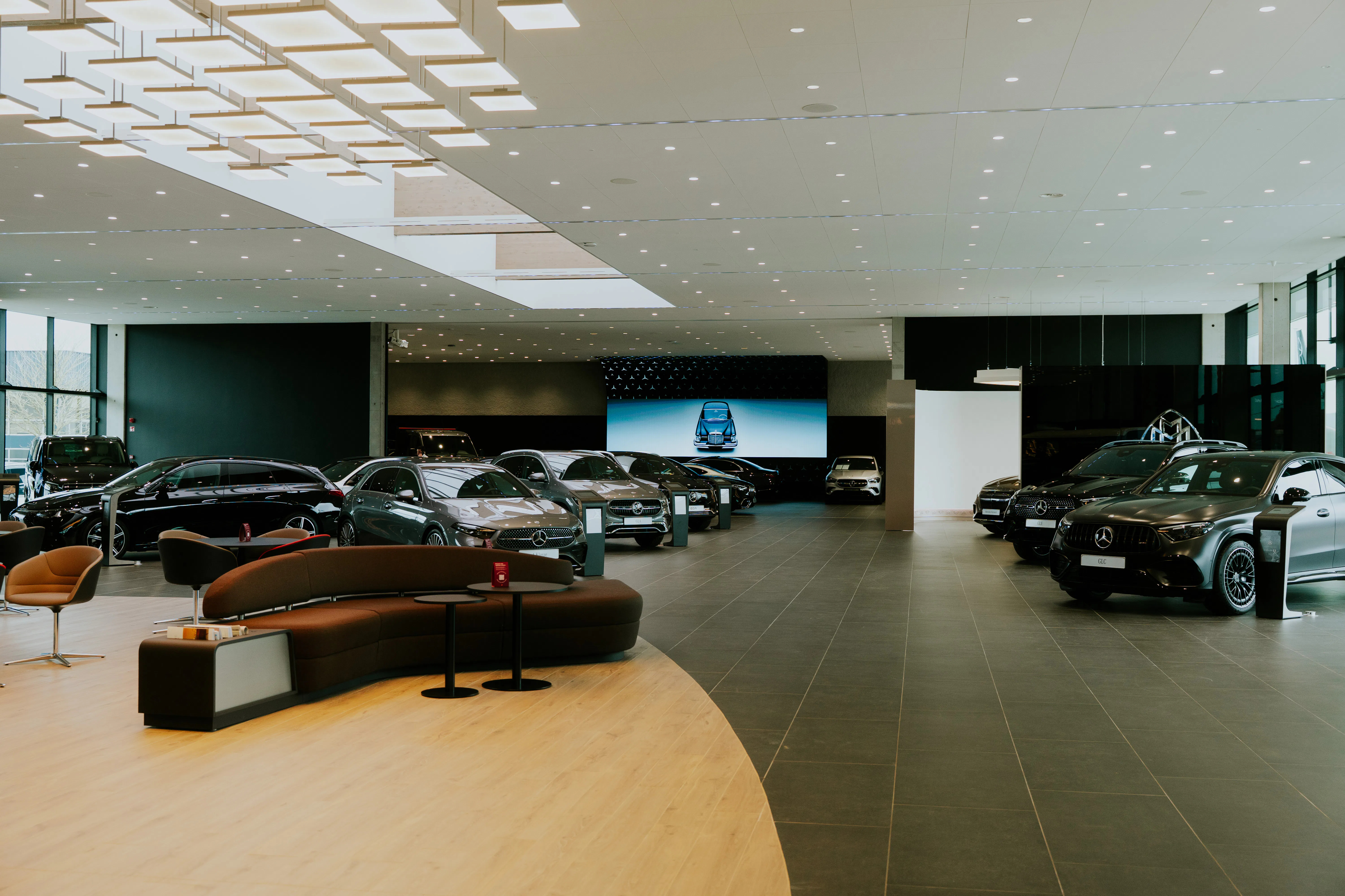 De showroom is prachtig ingericht, toch is er niets dat afleidt.