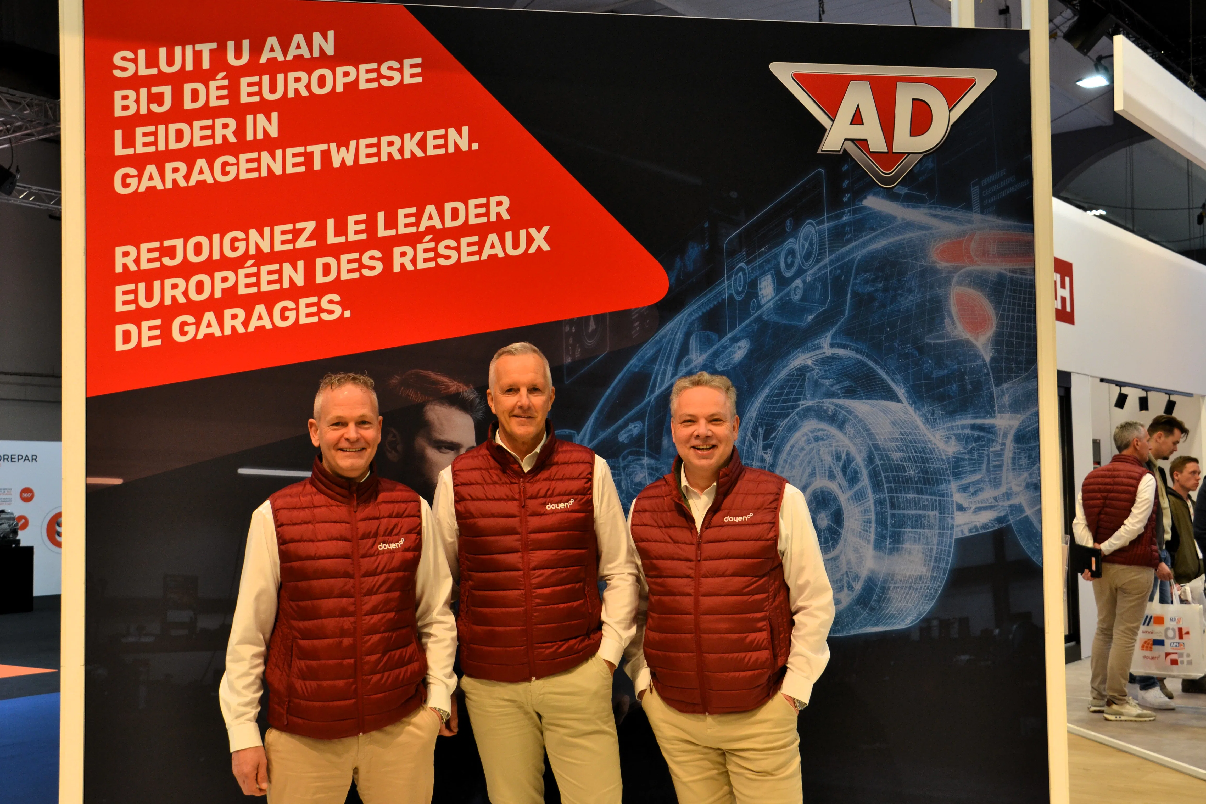 Gunter Mareels (midden) is ervan overtuigd dat Doyen met het AD Expert-concept het verschil kan maken. Links van hem Tim de Vleeschauwer (commercieel & netwerkdirecteur Benelux), rechts van Antwan van Esch (salesdirecteur voor Nederland). - Foto: Hugo Claver