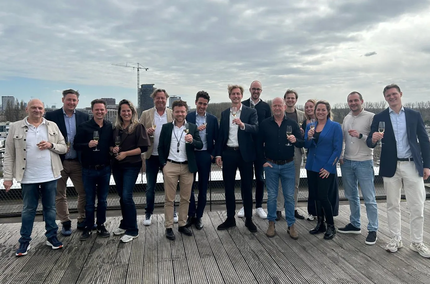 Van links naar rechts: Joop Kokkelkoren senior, Jan Postma, Sandra Postma-Kokkelkoren, Marc Dam, Dilia Kokkelkoren en Joop Kokkelkoren junior (Gamo), Eelco Aantjes, Jeroen de Prez, Ewoud Lubbers en Yannick van Weeren (LKQ), Jim Koster (CORP.) Nick de Man, Jordy van der Heijden, Ilja Zandbergen en Luca van Munster (Marktlink)