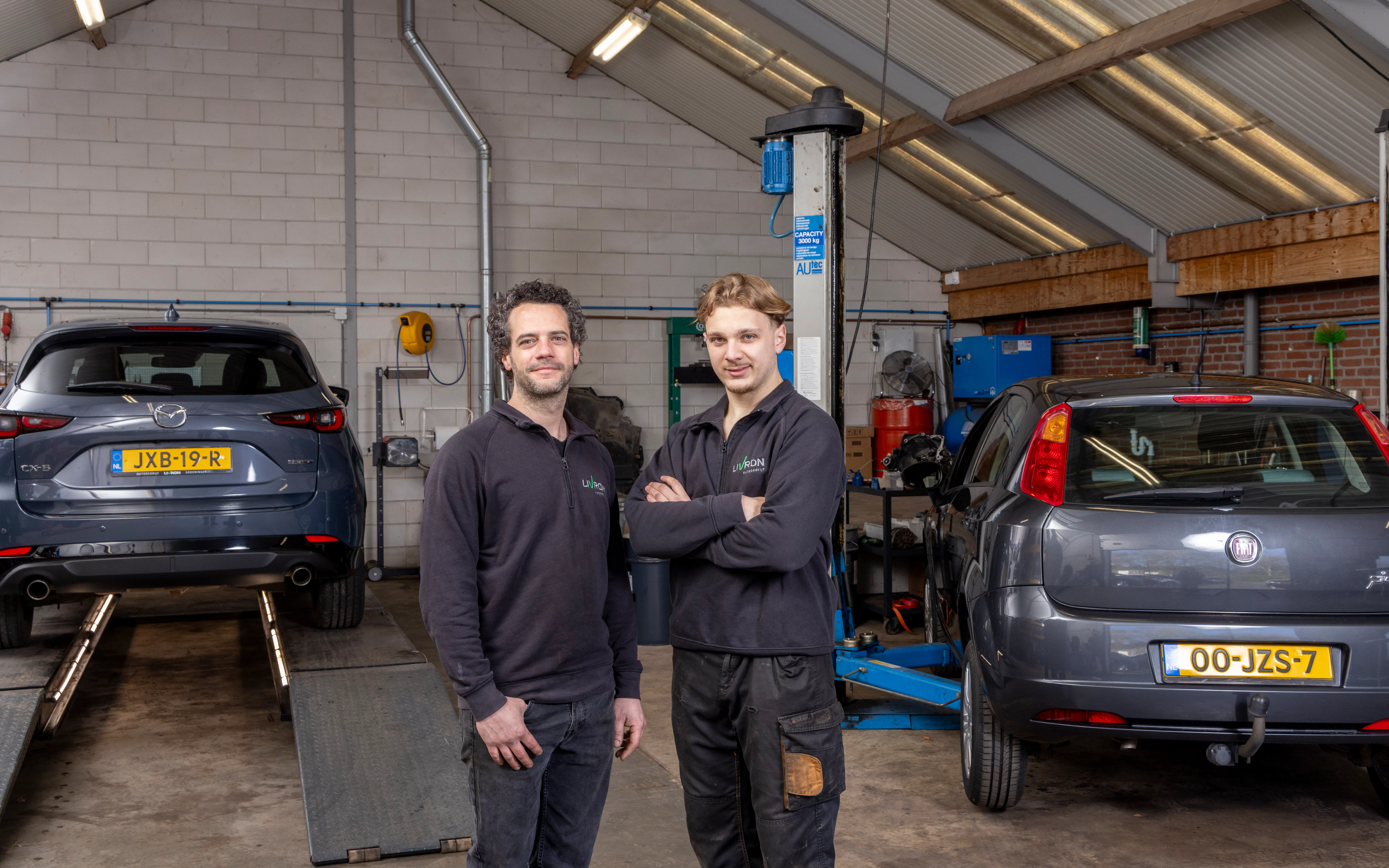 Paul School (links) kreeg in 2021 de kans om zijn eigen autobedrijf op te starten en daar heeft hij absoluut geen spijt van. Monteur Stijn Theunissen (rechts) is blij met de kans om te groeien bij Livron.