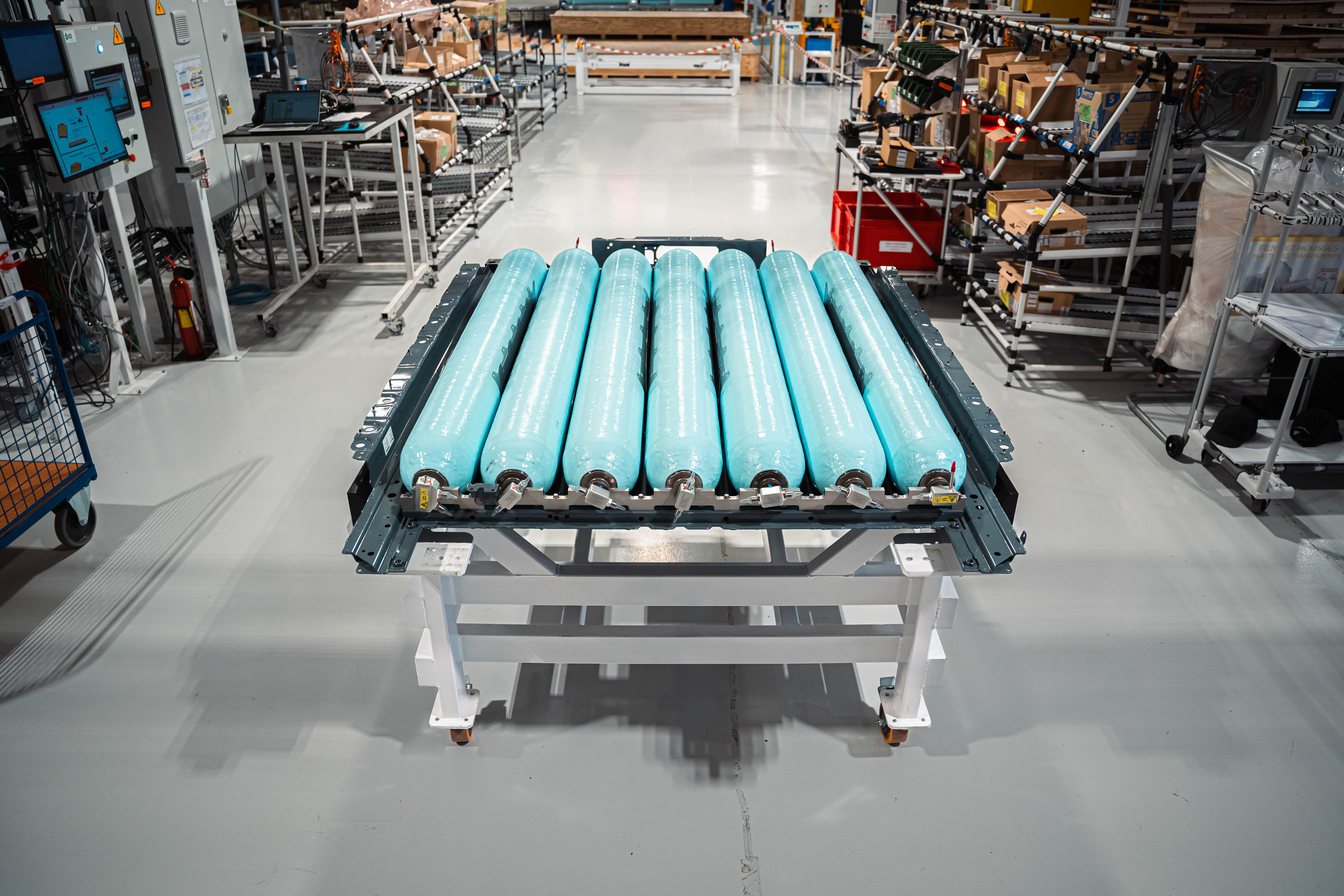 Het nieuwe waterstofopslagsysteem in de BMW iX5 Hydrogen, met de zeven hoogdruk tanks in een platte configuratie, klaar voor integratie in het voertuig. - Foto: BMW