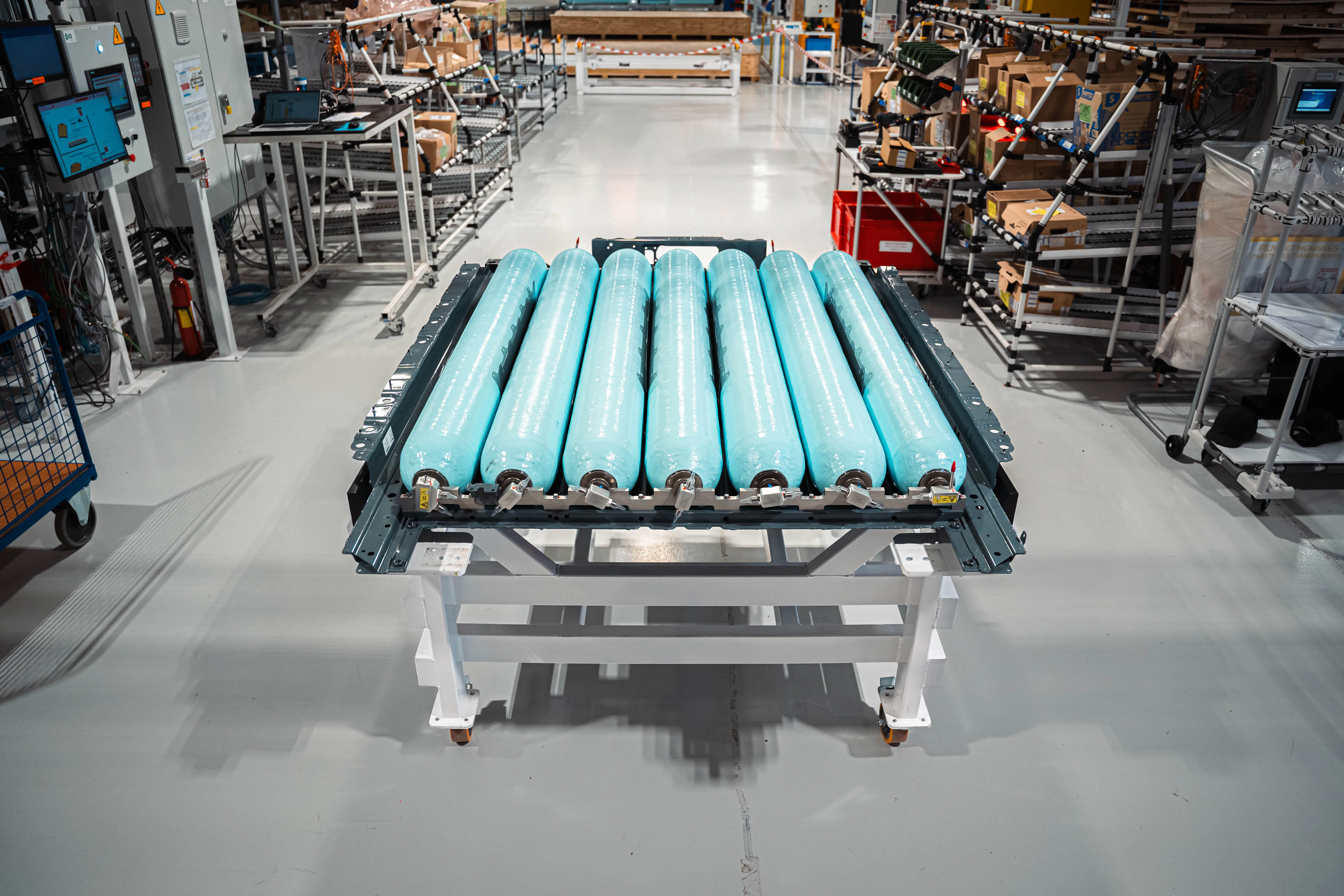 Het nieuwe waterstofopslagsysteem in de BMW iX5 Hydrogen, met de zeven hoogdruk tanks in een platte configuratie, klaar voor integratie in het voertuig. - Foto: BMW