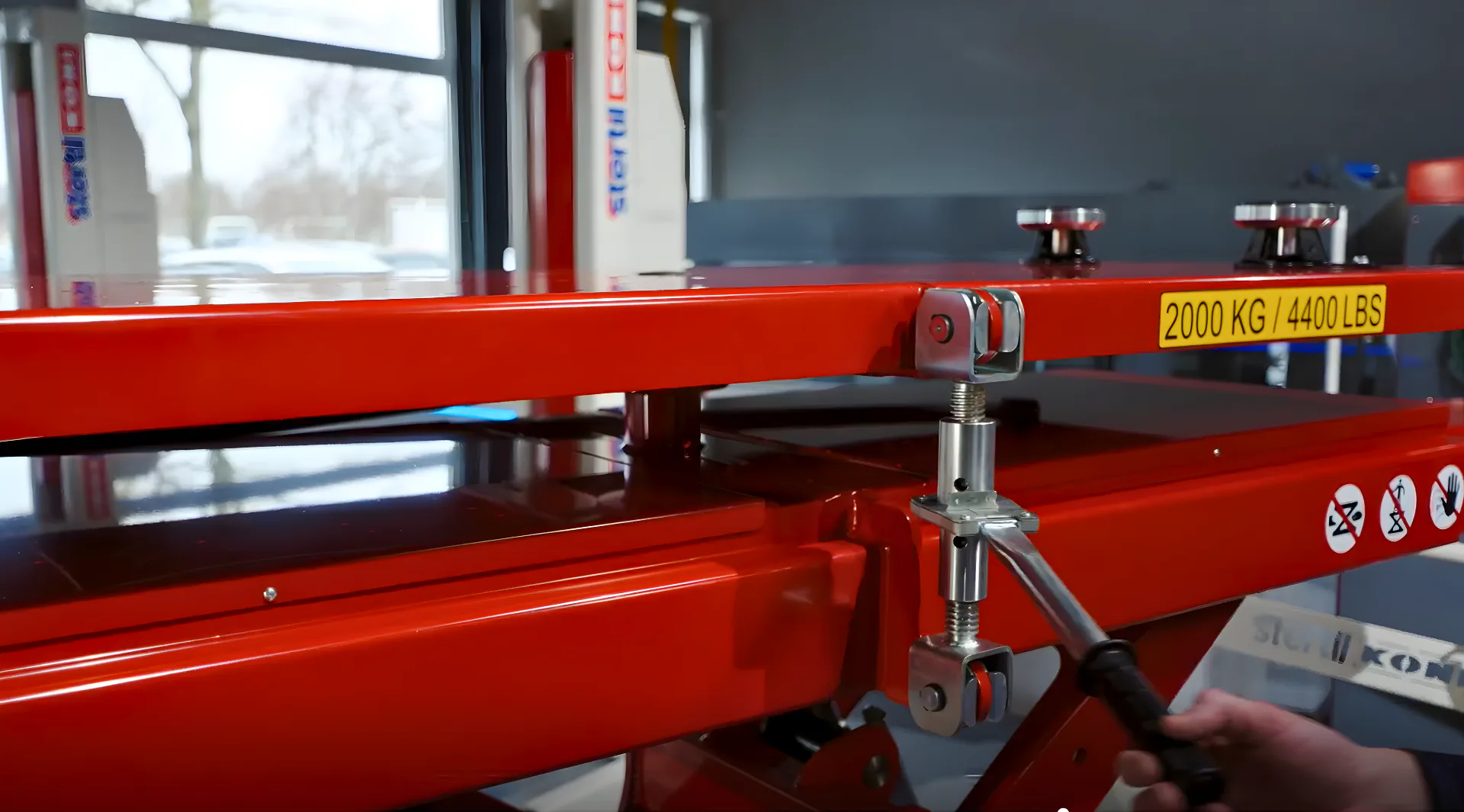 De Stertil-Koni HDLT-20 is compatibel met speciale EV-adapters en accessoires voor maximale flexibiliteit voor een breed scala aan accupakketten en andere zware voertuigcomponenten. Foto: Stokvis-Equipment