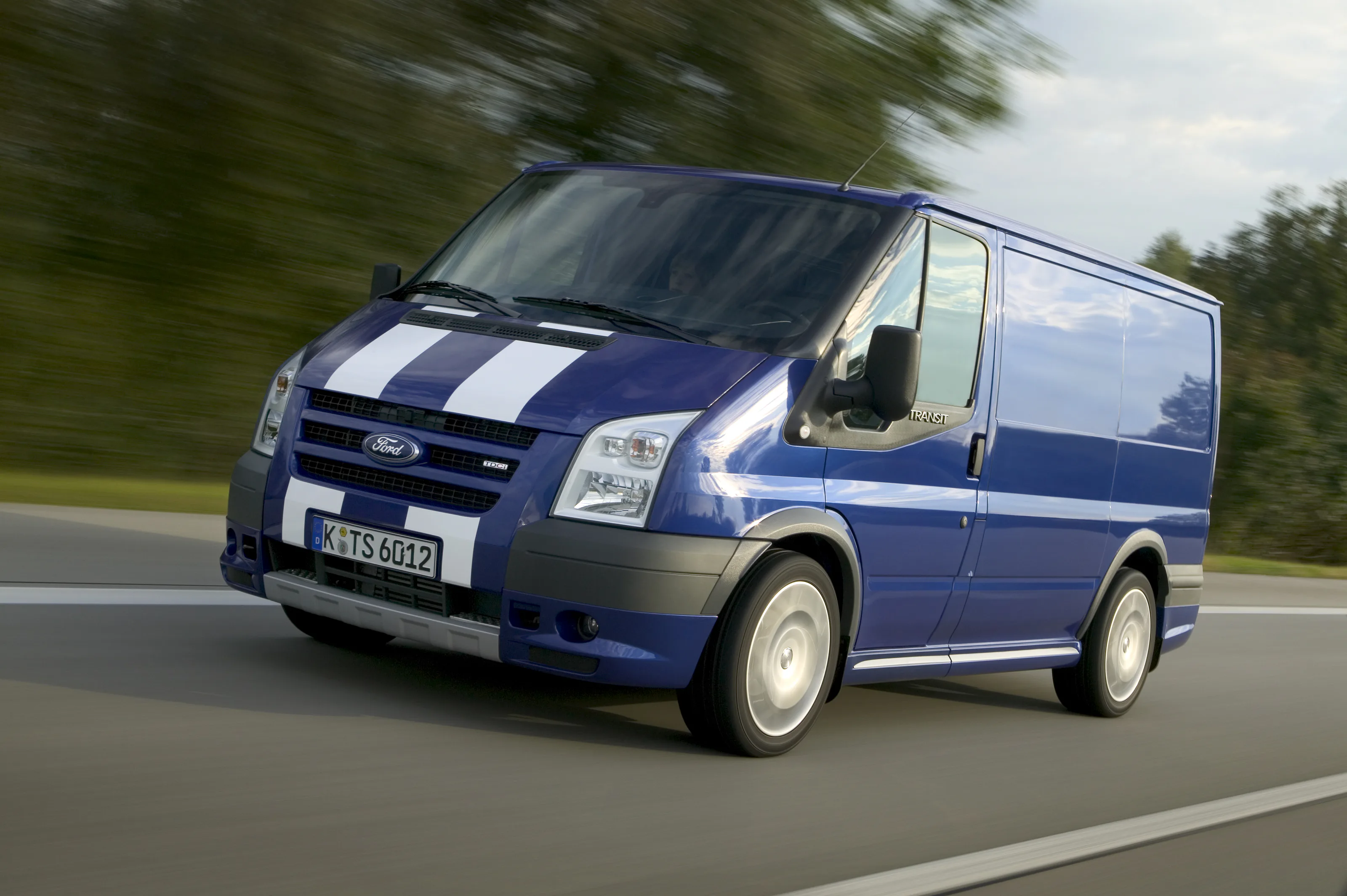 De Ford Transit rookt, verliest vermogen en... geneest zichzelf. Hoe kan dat? - Foto: Ford