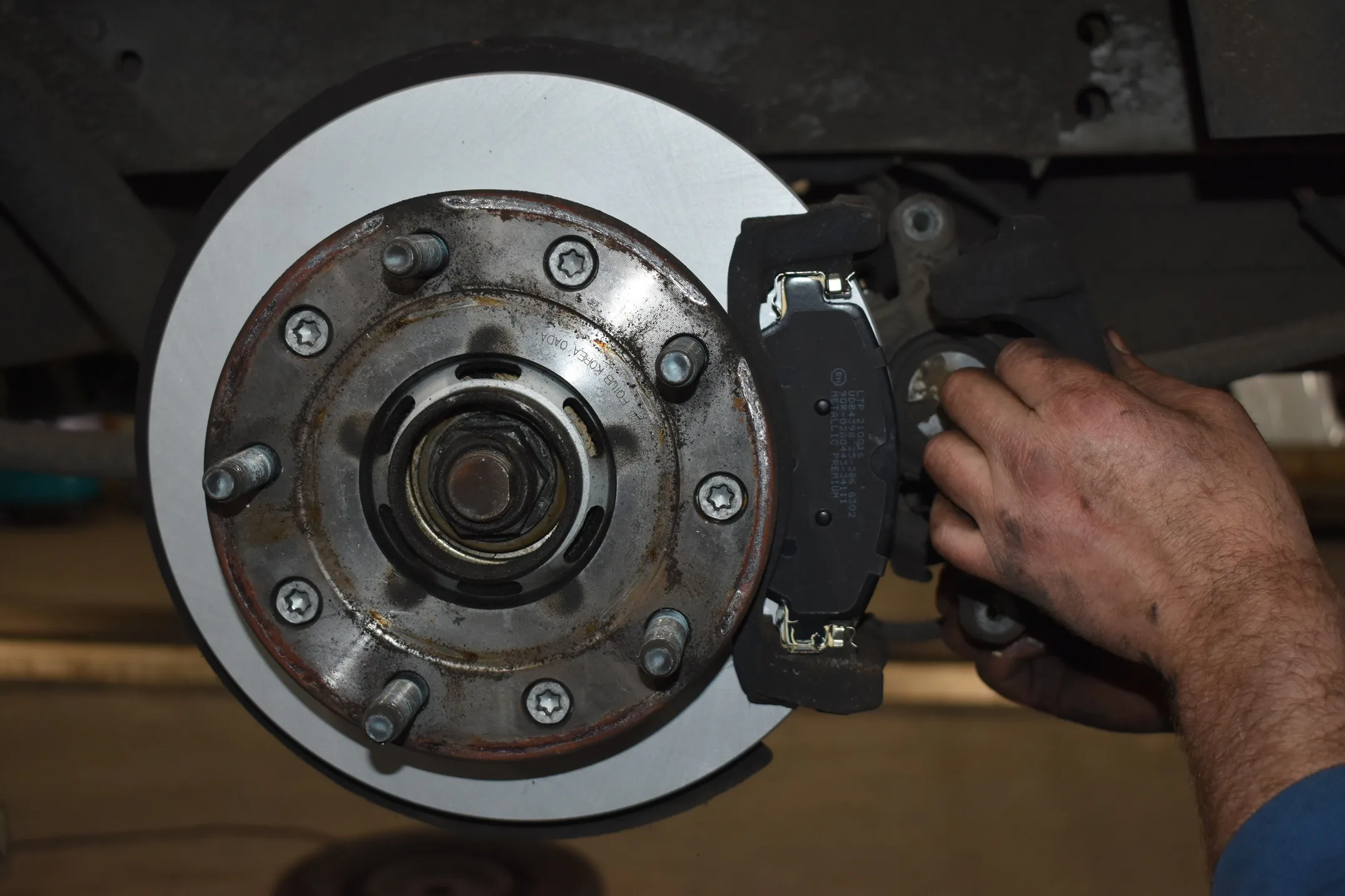 “De pasvorm van de verschillende rem-onderdelen is wat ons betreft perfect. Daardoor gaat de montage vlot en eenvoudig en dat telt al snel positief door in de benodigde werkplaatstijd bij een remmenrevisie of -vervanging.”