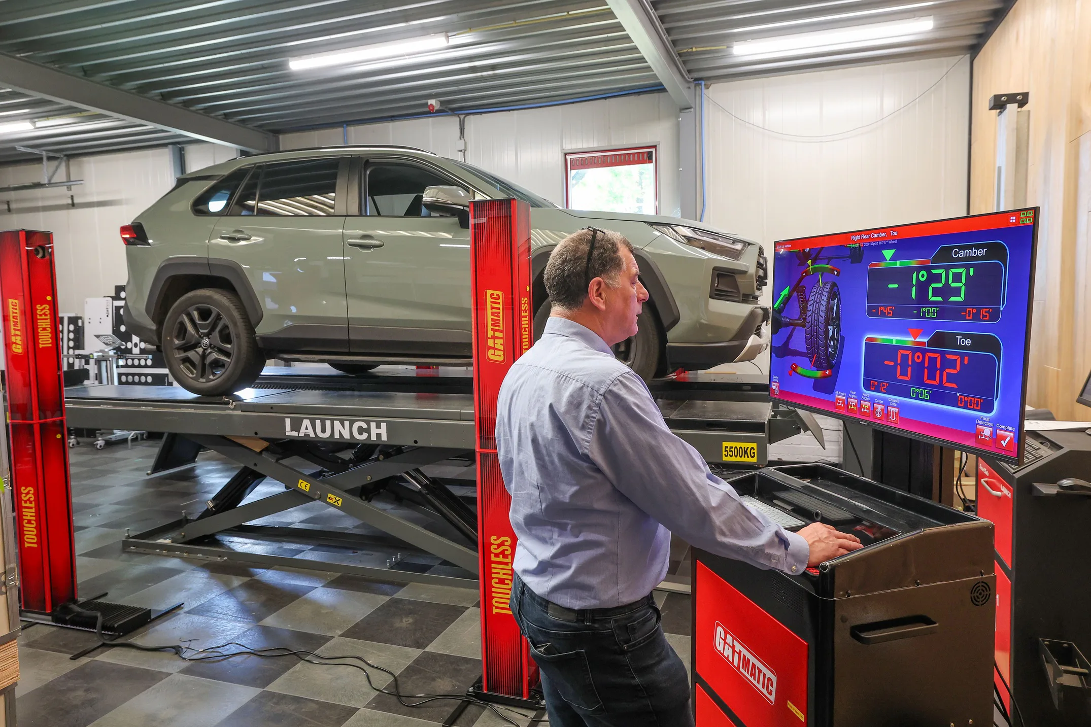 Ook op de brug - in dit geval een schaarbrug met rijplaten - heb je geen wielklemmen, targets of compensatie nodig. De GATmatic GA-800A werkt volledig contactloos.