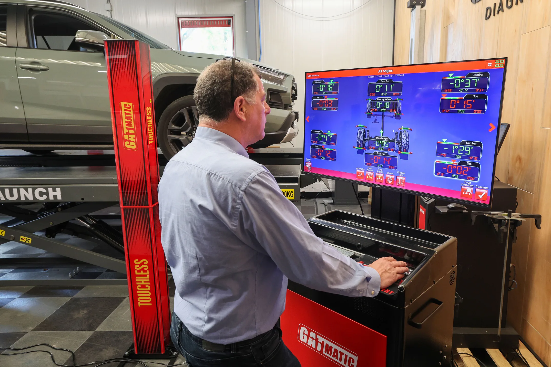 De GATmatic maakt uitlijnen snel, gebruiksvriendelijk en overzichtelijk. Je meet de complete chassis- en wielgeometrie contactloos, terwijl het gegenereerde rapport transparant en professioneel is.