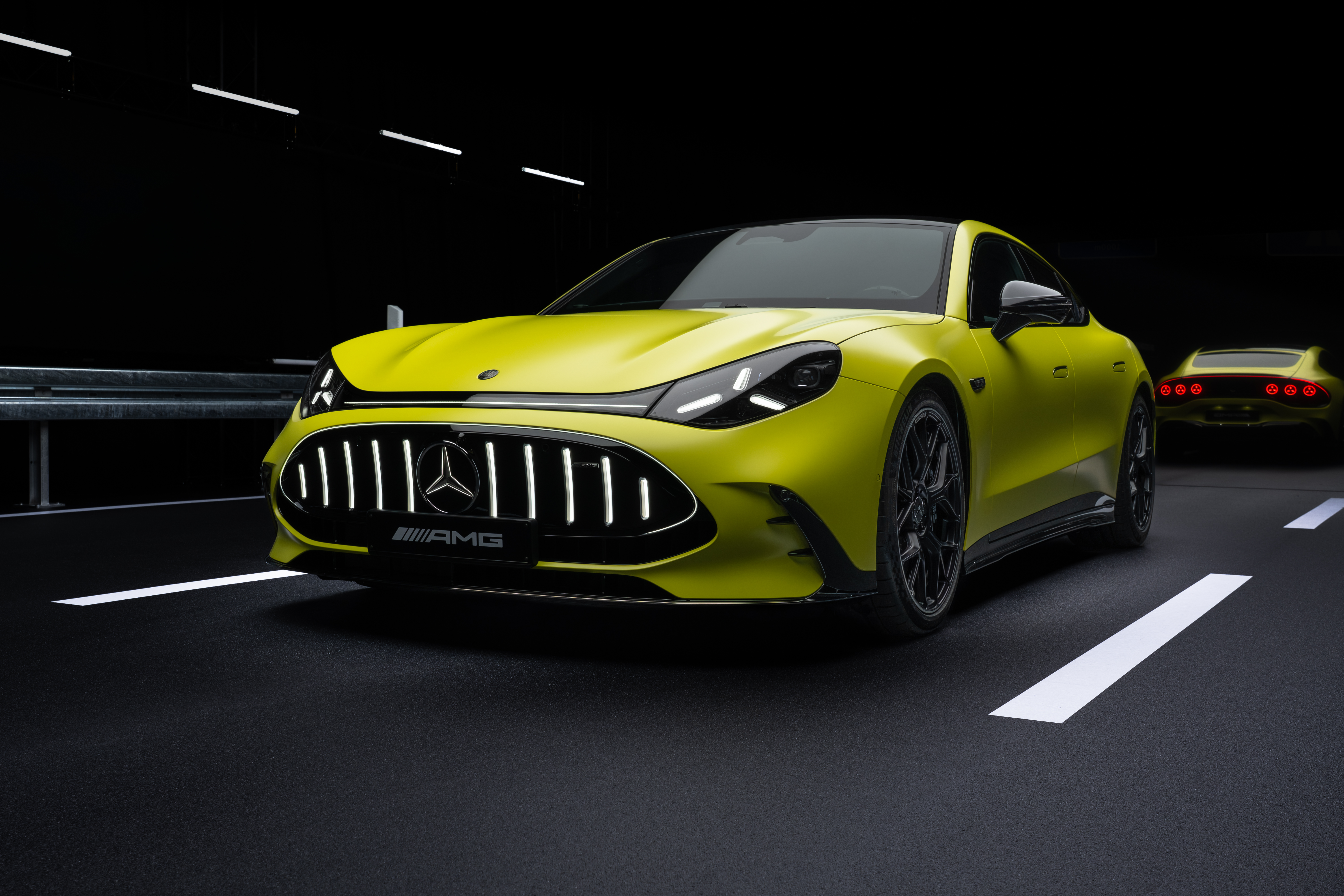 De agressieve AMG-grille en aerodynamische lijnen van de GT Coupé benadrukken het sportieve karakter en de geavanceerde actieve aerodynamica van het voertuig. - Foto: Mercedes-Benz