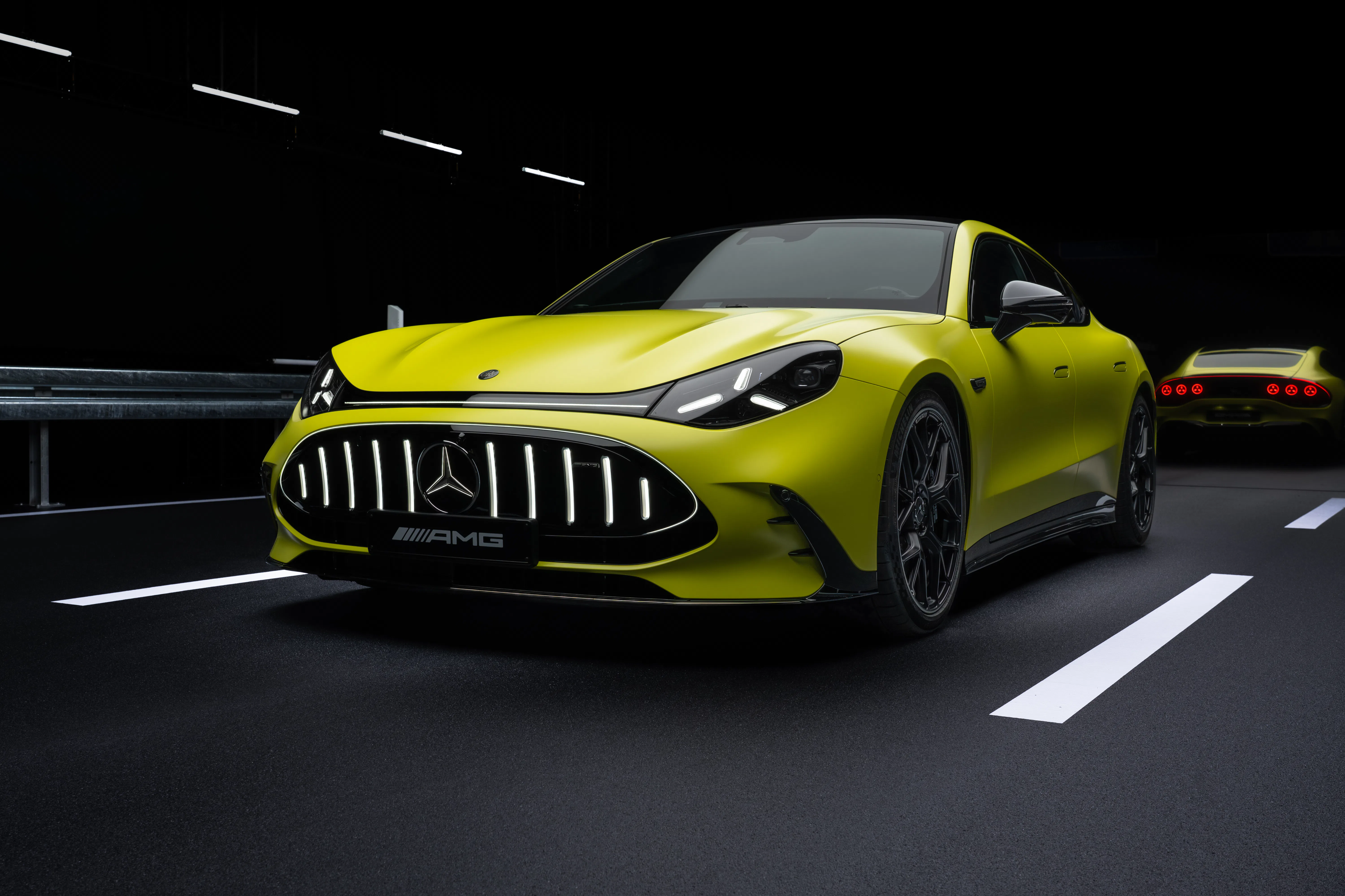 De agressieve AMG-grille en aerodynamische lijnen van de GT Coupé benadrukken het sportieve karakter en de geavanceerde actieve aerodynamica van het voertuig. - Foto: Mercedes-Benz