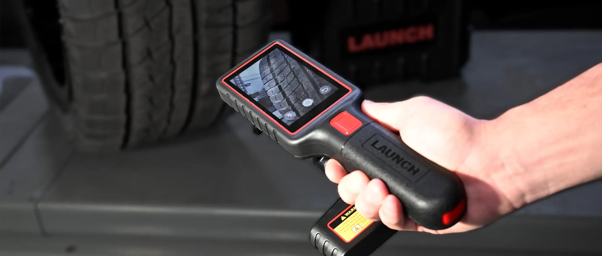 Deze investering levert veel plezier op. Met de Launch TTM‑313 bandenprofieldieptemeter controleer je snel het resterende profiel. - Foto: