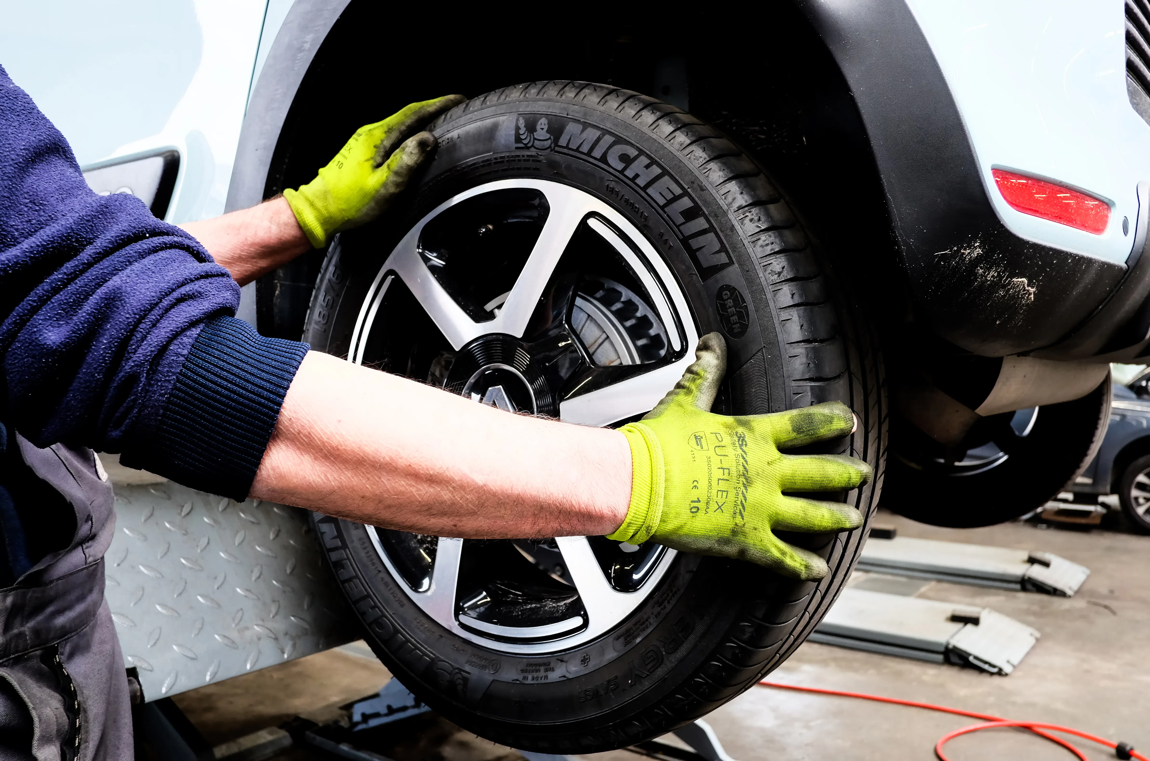 Bandencontrole bij de apk. - Foto: ANP / Hollandse Hoogte / Stock Images Zeeland