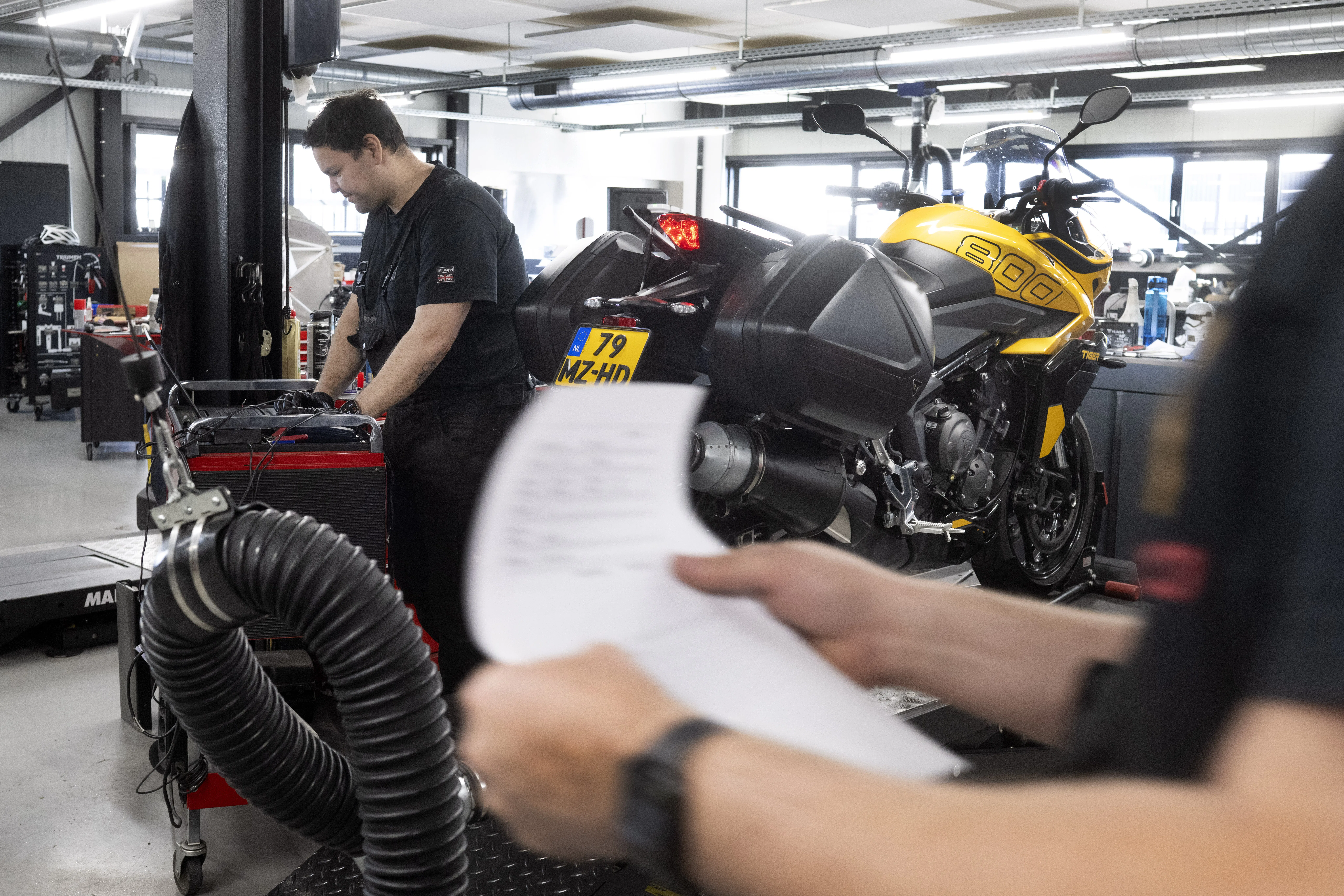 Motorfietstechnici aan het werk. Zowel bij nieuwe als bij gebruikte motorfietsen blijft het elektrisch systeem bijzonder sto-ringsgevoelig. - Foto: Olaf Kraak / ANP