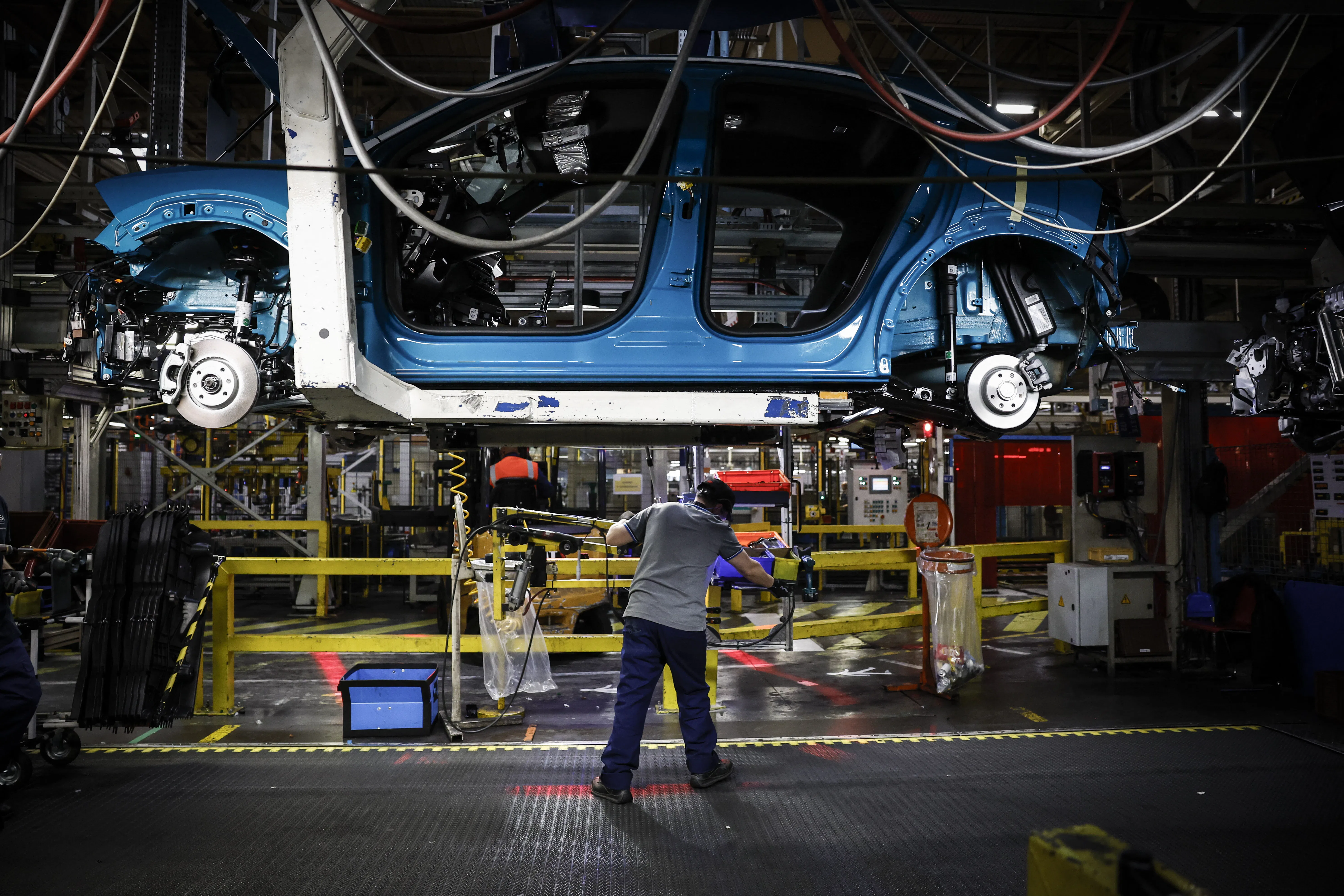 Productielijn in de fabriek van Stellantis in Poissy, ten westen van Parijs. Deze fabriek sluit na 2028. - Foto:
Simon Wohlfahrt / AFP