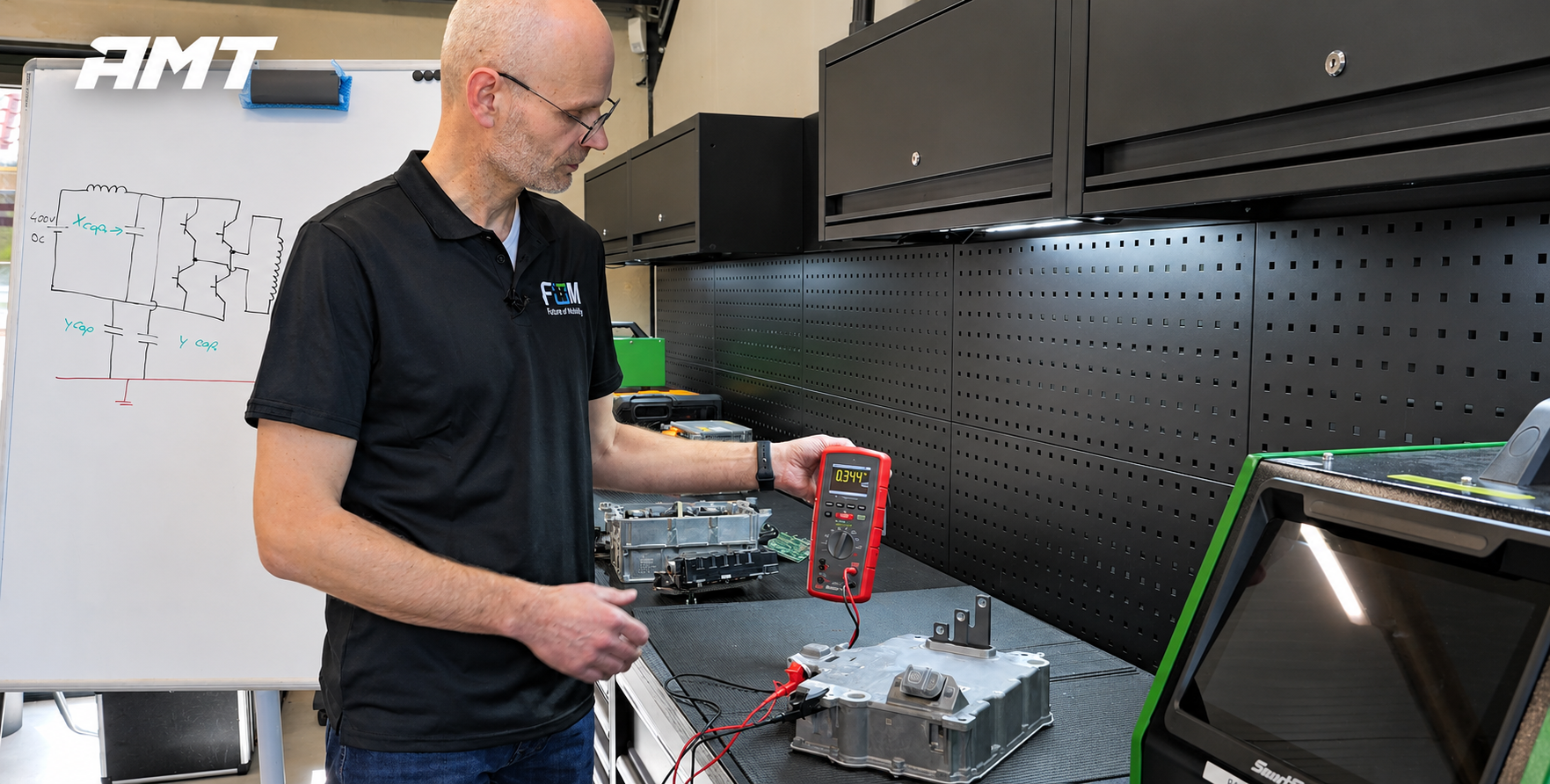 Leander Engelberink van Future of Mobility laat zien hoe je met een multimeter de X- en Y-capaciteit meet aan een DC/DC-omvormer van een Volkswagen ID.